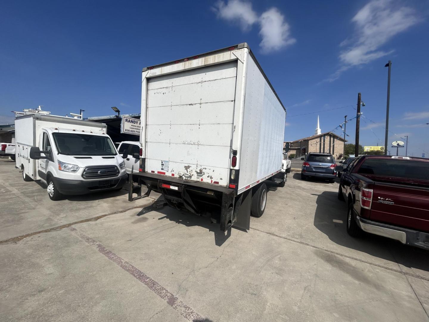 2002 White Chevrolet C7H042 - (1GBJ7H1E62J) with an 8.1L V8 OHV 16V engine, located at 1687 Business 35 S, New Braunfels, TX, 78130, (830) 625-7159, 29.655487, -98.051491 - Photo#4