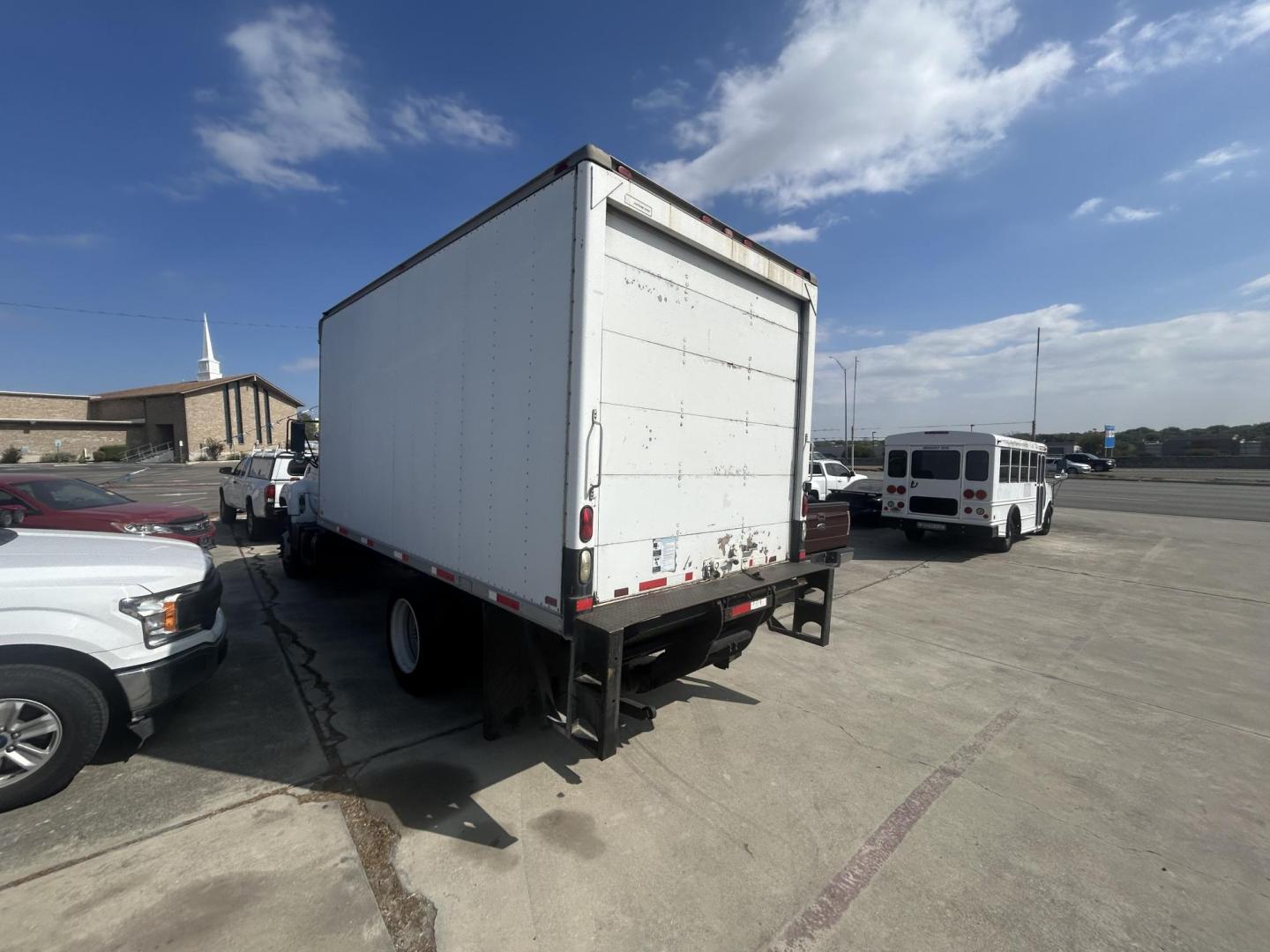 2002 White Chevrolet C7H042 - (1GBJ7H1E62J) with an 8.1L V8 OHV 16V engine, located at 1687 Business 35 S, New Braunfels, TX, 78130, (830) 625-7159, 29.655487, -98.051491 - Photo#6
