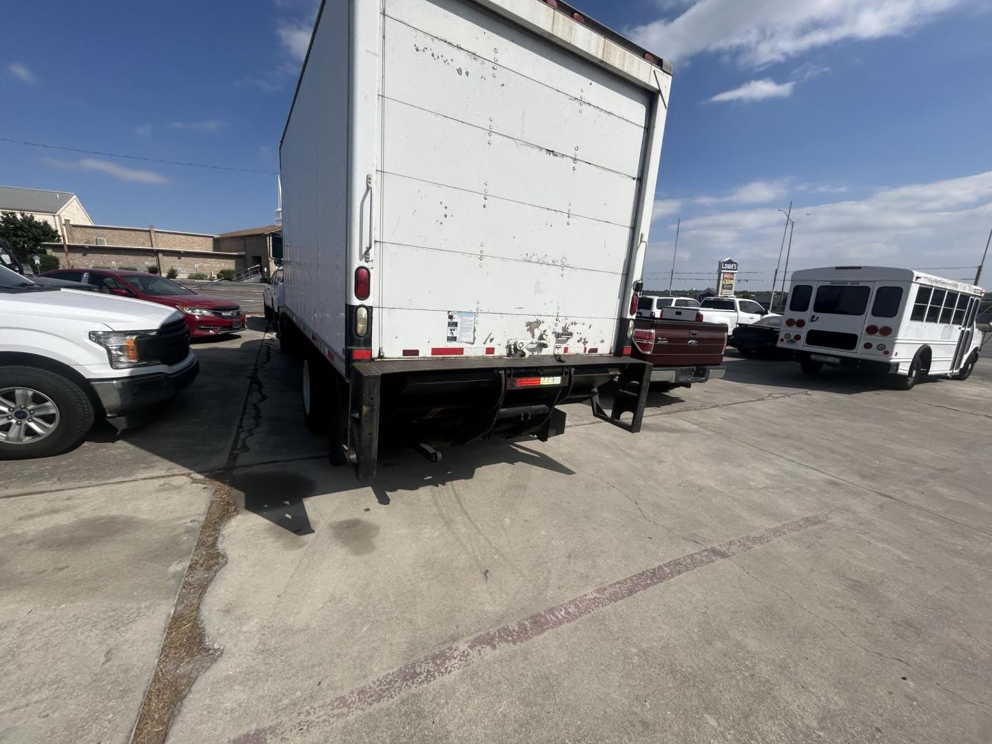 2002 White Chevrolet C7H042 - (1GBJ7H1E62J) with an 8.1L V8 OHV 16V engine, located at 1687 Business 35 S, New Braunfels, TX, 78130, (830) 625-7159, 29.655487, -98.051491 - Photo#5