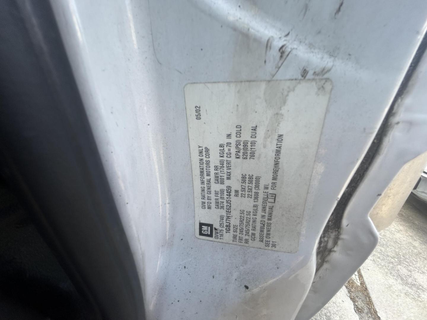 2002 White Chevrolet C7H042 - (1GBJ7H1E62J) with an 8.1L V8 OHV 16V engine, located at 1687 Business 35 S, New Braunfels, TX, 78130, (830) 625-7159, 29.655487, -98.051491 - Photo#9