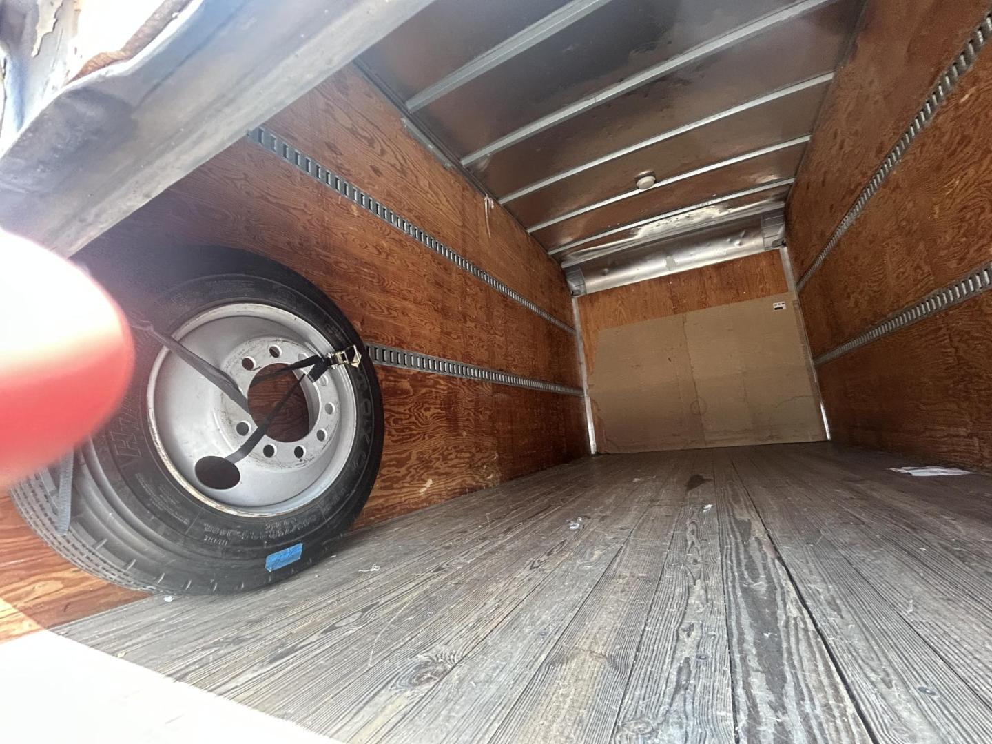 2002 White Chevrolet C7H042 - (1GBJ7H1E62J) with an 8.1L V8 OHV 16V engine, located at 1687 Business 35 S, New Braunfels, TX, 78130, (830) 625-7159, 29.655487, -98.051491 - Photo#8