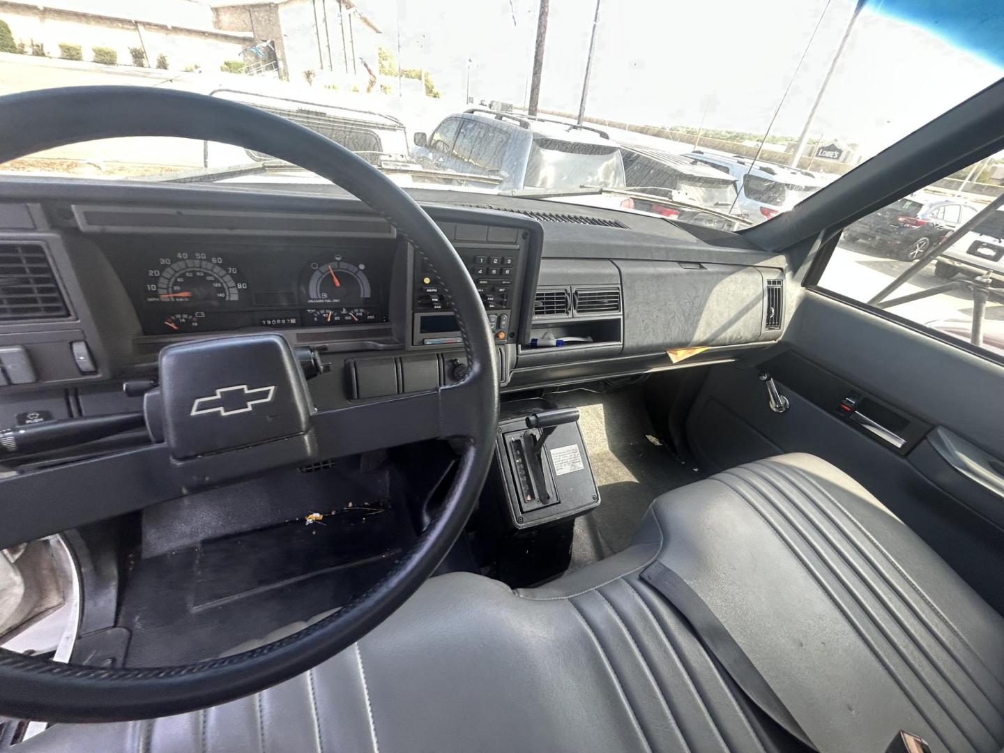 2002 White Chevrolet C7H042 - (1GBJ7H1E62J) with an 8.1L V8 OHV 16V engine, located at 1687 Business 35 S, New Braunfels, TX, 78130, (830) 625-7159, 29.655487, -98.051491 - Photo#11