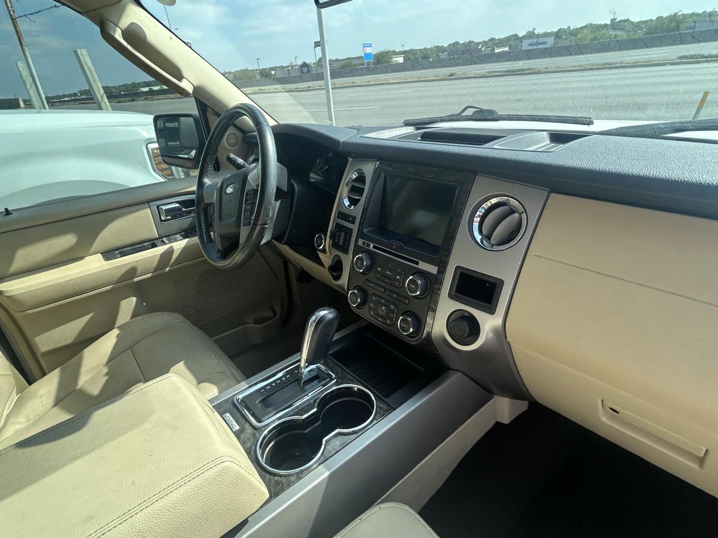 2017 White Ford Expedition Limited 2WD (1FMJU1KT8HE) with an 3.5L V6 DOHC 24V FFV engine, 6A transmission, located at 1687 Business 35 S, New Braunfels, TX, 78130, (830) 625-7159, 29.655487, -98.051491 - Photo#9
