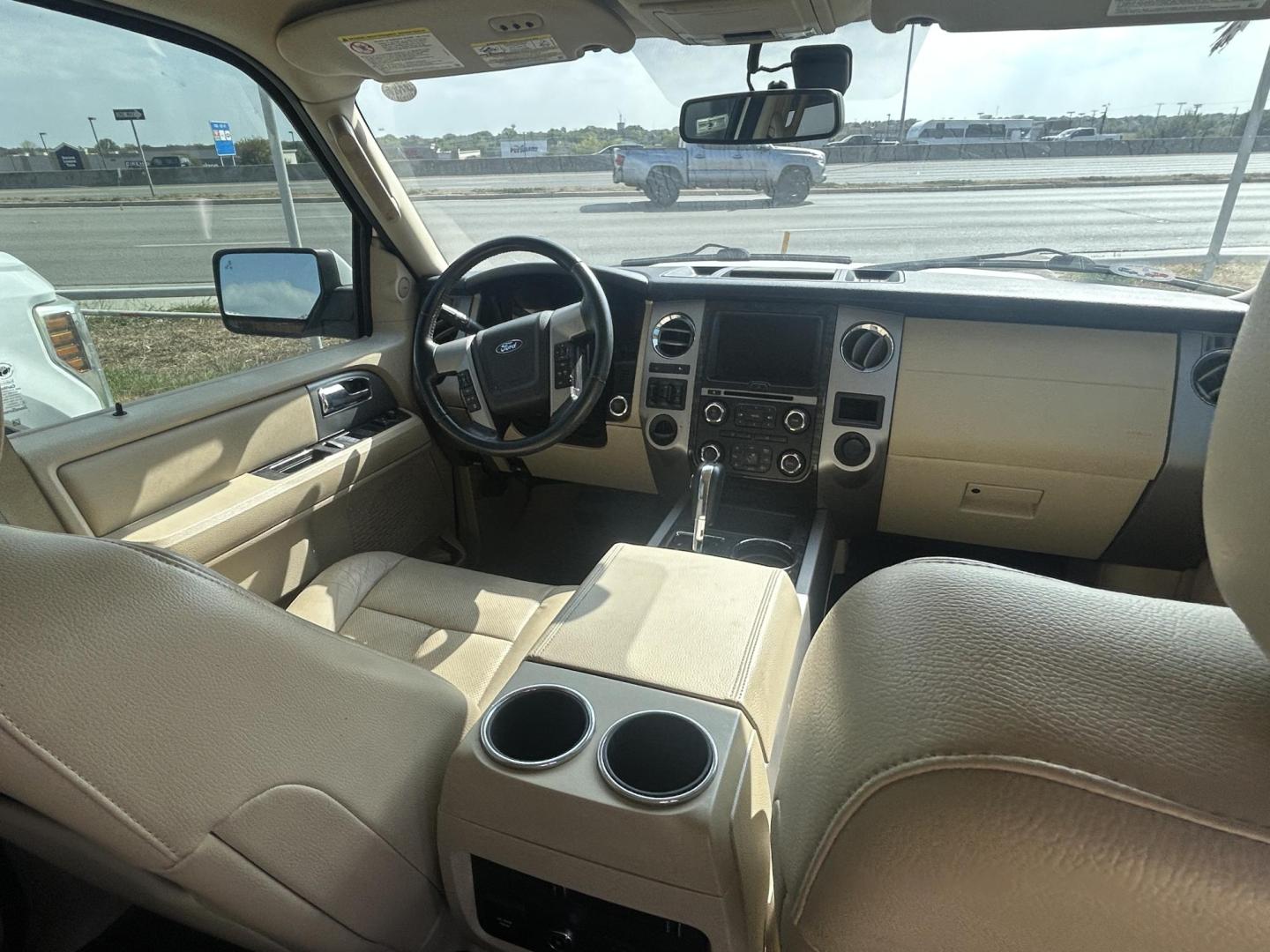 2017 White Ford Expedition Limited 2WD (1FMJU1KT8HE) with an 3.5L V6 DOHC 24V FFV engine, 6A transmission, located at 1687 Business 35 S, New Braunfels, TX, 78130, (830) 625-7159, 29.655487, -98.051491 - Photo#10
