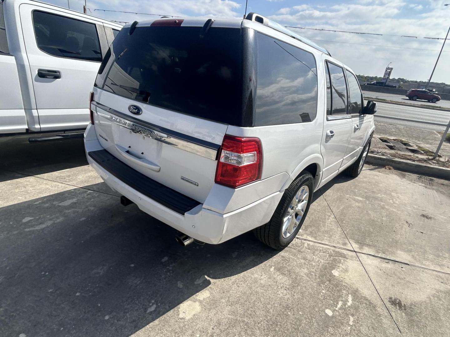 2017 White Ford Expedition Limited 2WD (1FMJU1KT8HE) with an 3.5L V6 DOHC 24V FFV engine, 6A transmission, located at 1687 Business 35 S, New Braunfels, TX, 78130, (830) 625-7159, 29.655487, -98.051491 - Photo#2