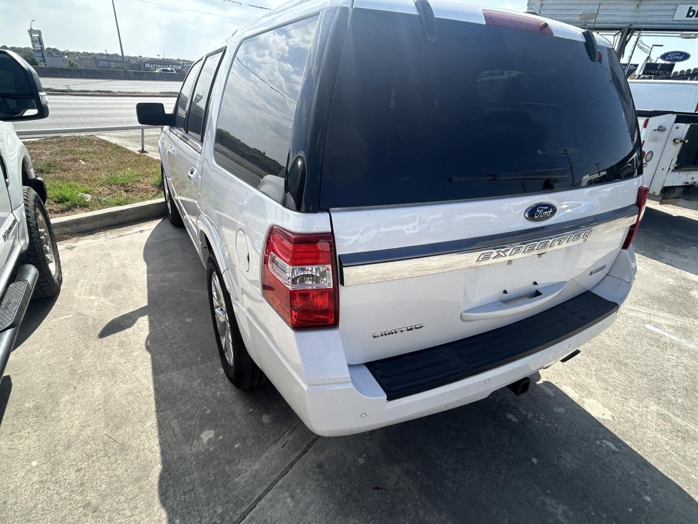 2017 White Ford Expedition Limited 2WD (1FMJU1KT8HE) with an 3.5L V6 DOHC 24V FFV engine, 6A transmission, located at 1687 Business 35 S, New Braunfels, TX, 78130, (830) 625-7159, 29.655487, -98.051491 - Photo#1