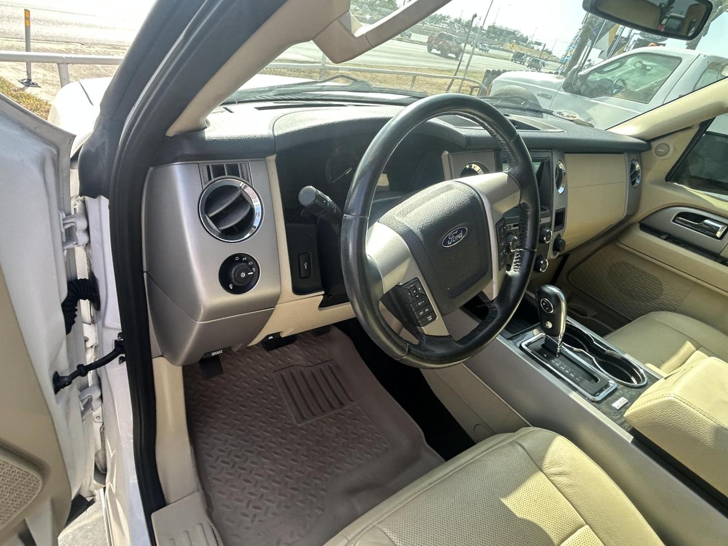 2017 White Ford Expedition Limited 2WD (1FMJU1KT8HE) with an 3.5L V6 DOHC 24V FFV engine, 6A transmission, located at 1687 Business 35 S, New Braunfels, TX, 78130, (830) 625-7159, 29.655487, -98.051491 - Photo#11