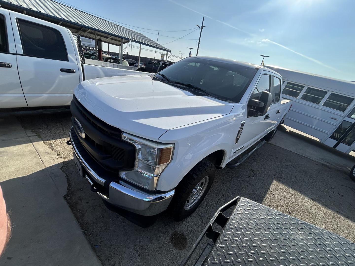 2022 White Ford F-250 SD XL Crew Cab 4WD (1FT7W2BT8NE) with an 6.7L V8 OHV 16V DIESEL engine, 6A transmission, located at 1687 Business 35 S, New Braunfels, TX, 78130, (830) 625-7159, 29.655487, -98.051491 - Photo#0