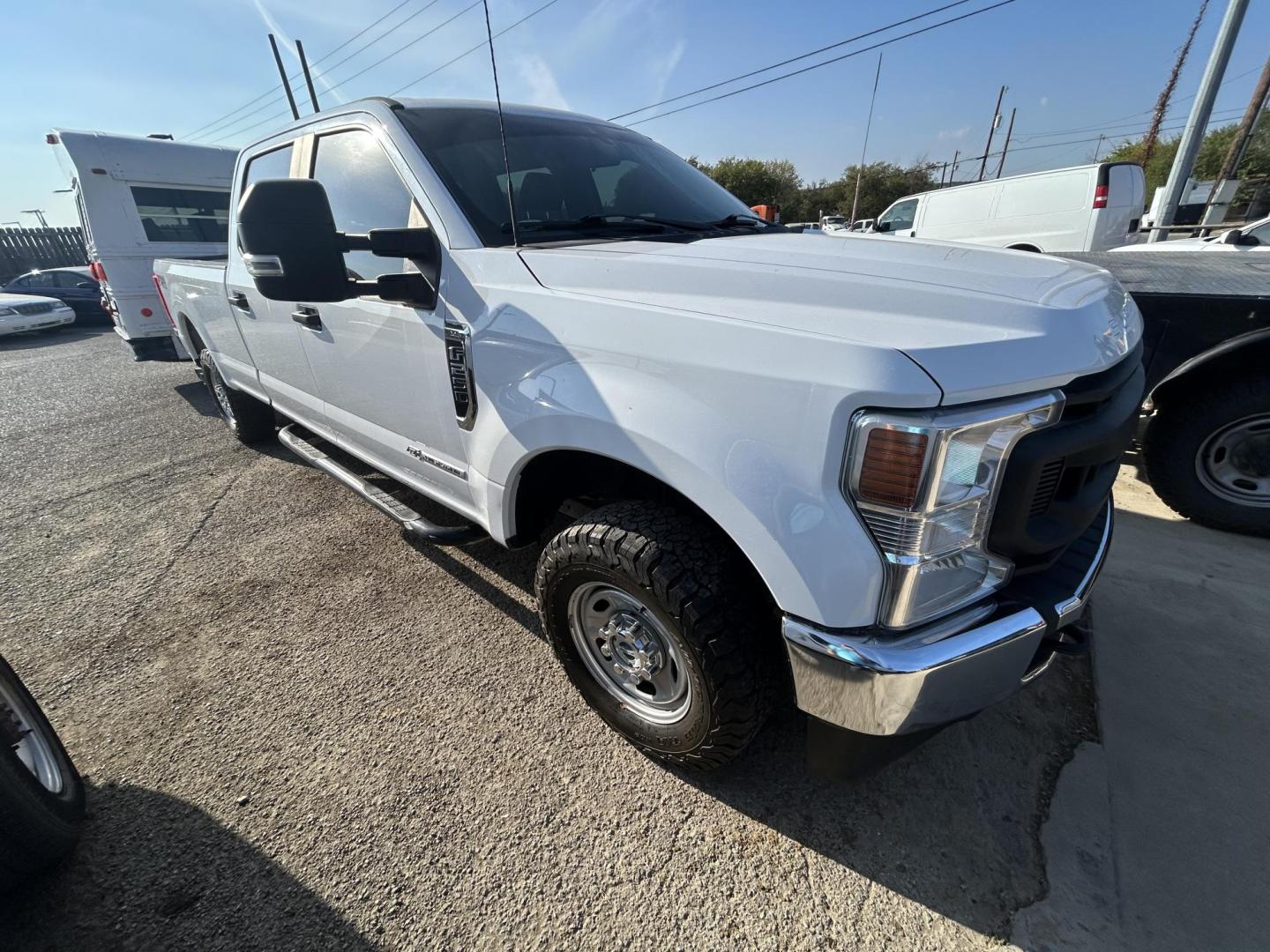 2022 White Ford F-250 SD XL Crew Cab 4WD (1FT7W2BT8NE) with an 6.7L V8 OHV 16V DIESEL engine, 6A transmission, located at 1687 Business 35 S, New Braunfels, TX, 78130, (830) 625-7159, 29.655487, -98.051491 - Photo#3