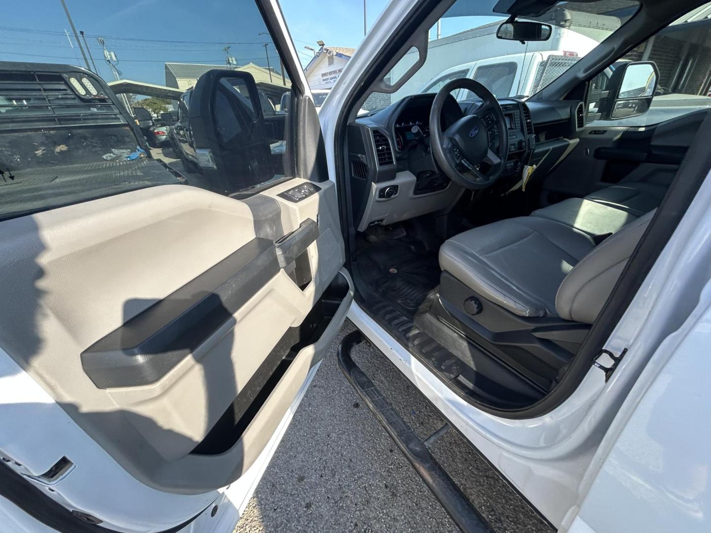 2022 White Ford F-250 SD XL Crew Cab 4WD (1FT7W2BT8NE) with an 6.7L V8 OHV 16V DIESEL engine, 6A transmission, located at 1687 Business 35 S, New Braunfels, TX, 78130, (830) 625-7159, 29.655487, -98.051491 - Photo#4