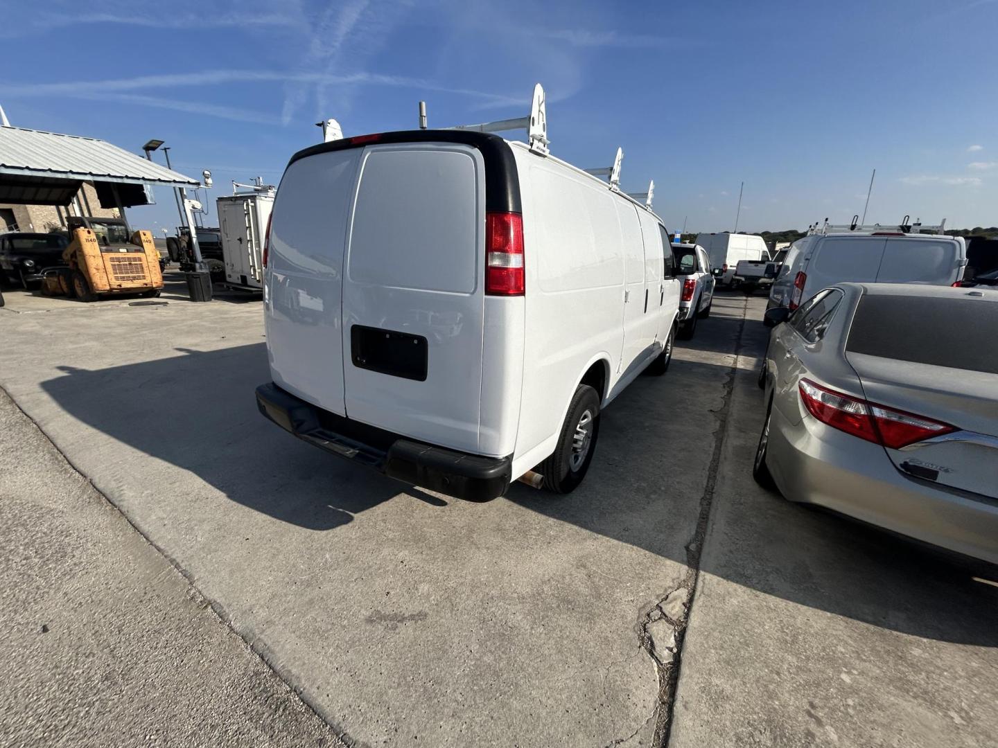 2021 White Chevrolet Express 2500 Cargo (1GCWGAFP2M1) with an 4.3L V6 engine, 6A transmission, located at 1687 Business 35 S, New Braunfels, TX, 78130, (830) 625-7159, 29.655487, -98.051491 - Photo#2
