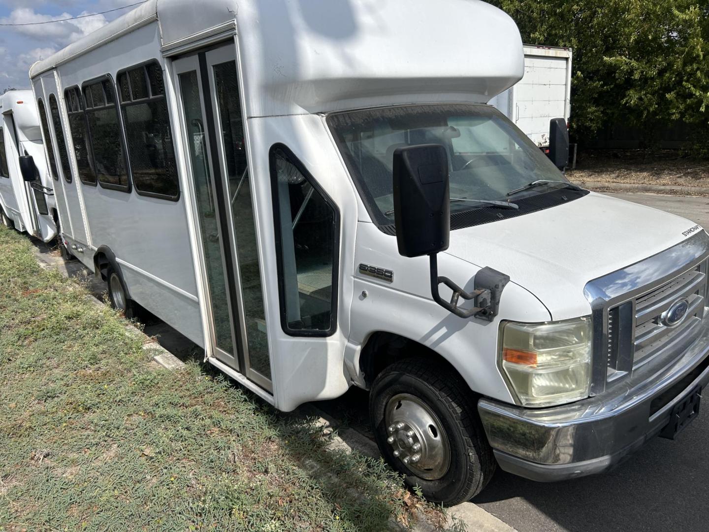 2010 White Ford Econoline E350 (1FDEE3FSXAD) with an 6.8L V10 SOHC 20V engine, Automatic transmission, located at 1687 Business 35 S, New Braunfels, TX, 78130, (830) 625-7159, 29.655487, -98.051491 - Photo#3
