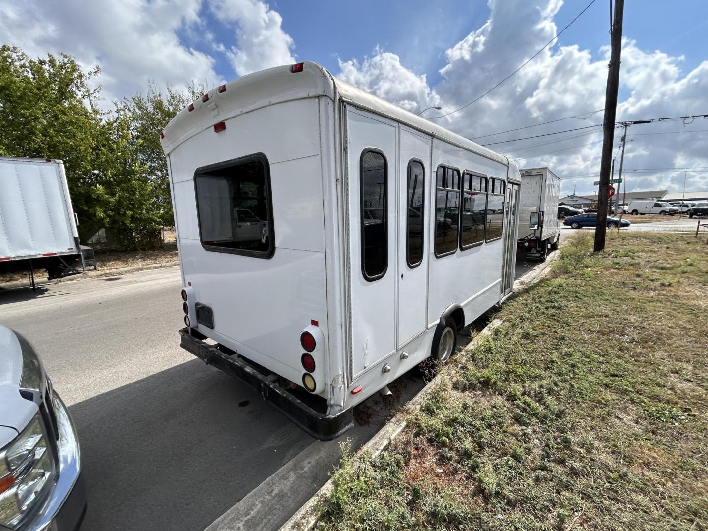 2010 White Ford Econoline E350 (1FDEE3FSXAD) with an 6.8L V10 SOHC 20V engine, Automatic transmission, located at 1687 Business 35 S, New Braunfels, TX, 78130, (830) 625-7159, 29.655487, -98.051491 - Photo#2