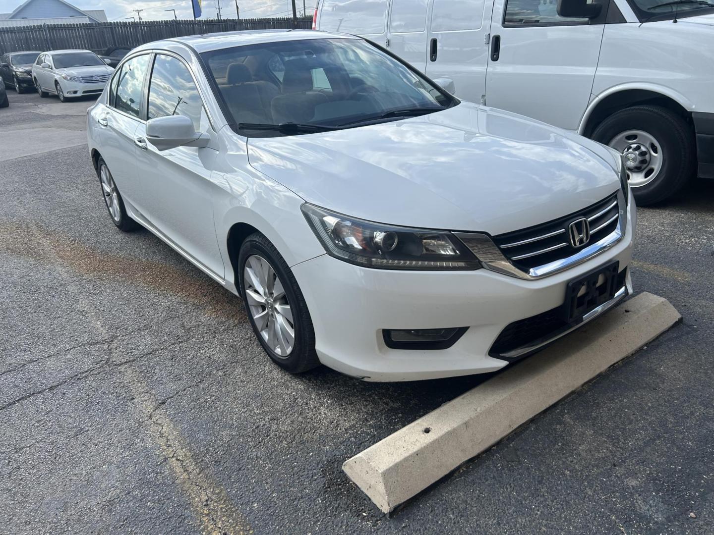 2014 White Honda Accord EX Sedan CVT (1HGCR2F70EA) with an 2.4L L4 DOHC 16V engine, Continuously Variable Transmission transmission, located at 1687 Business 35 S, New Braunfels, TX, 78130, (830) 625-7159, 29.655487, -98.051491 - Photo#3