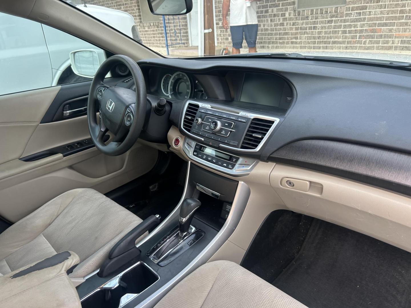 2014 White Honda Accord EX Sedan CVT (1HGCR2F70EA) with an 2.4L L4 DOHC 16V engine, Continuously Variable Transmission transmission, located at 1687 Business 35 S, New Braunfels, TX, 78130, (830) 625-7159, 29.655487, -98.051491 - Photo#8