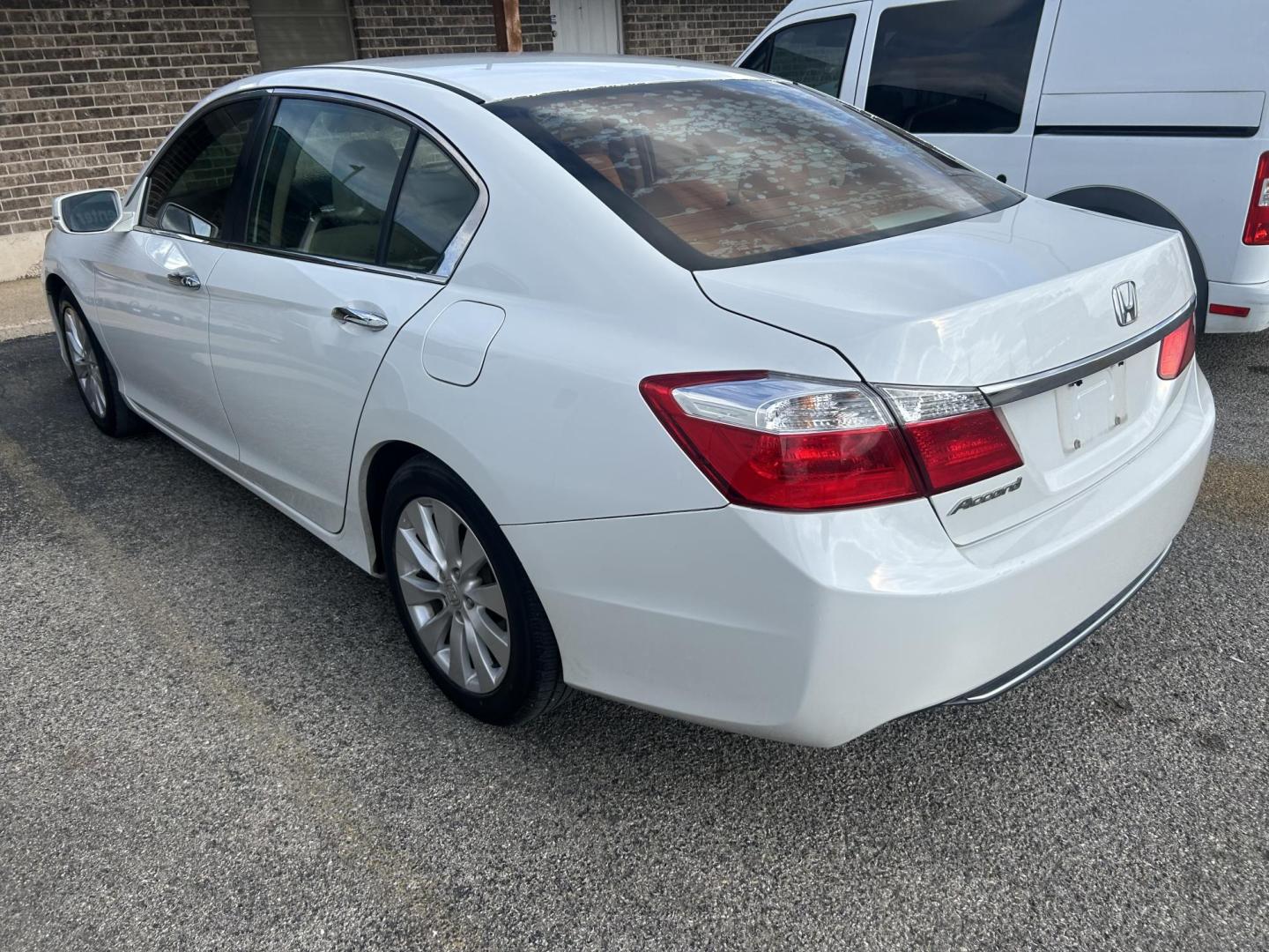 2014 White Honda Accord EX Sedan CVT (1HGCR2F70EA) with an 2.4L L4 DOHC 16V engine, Continuously Variable Transmission transmission, located at 1687 Business 35 S, New Braunfels, TX, 78130, (830) 625-7159, 29.655487, -98.051491 - Photo#1