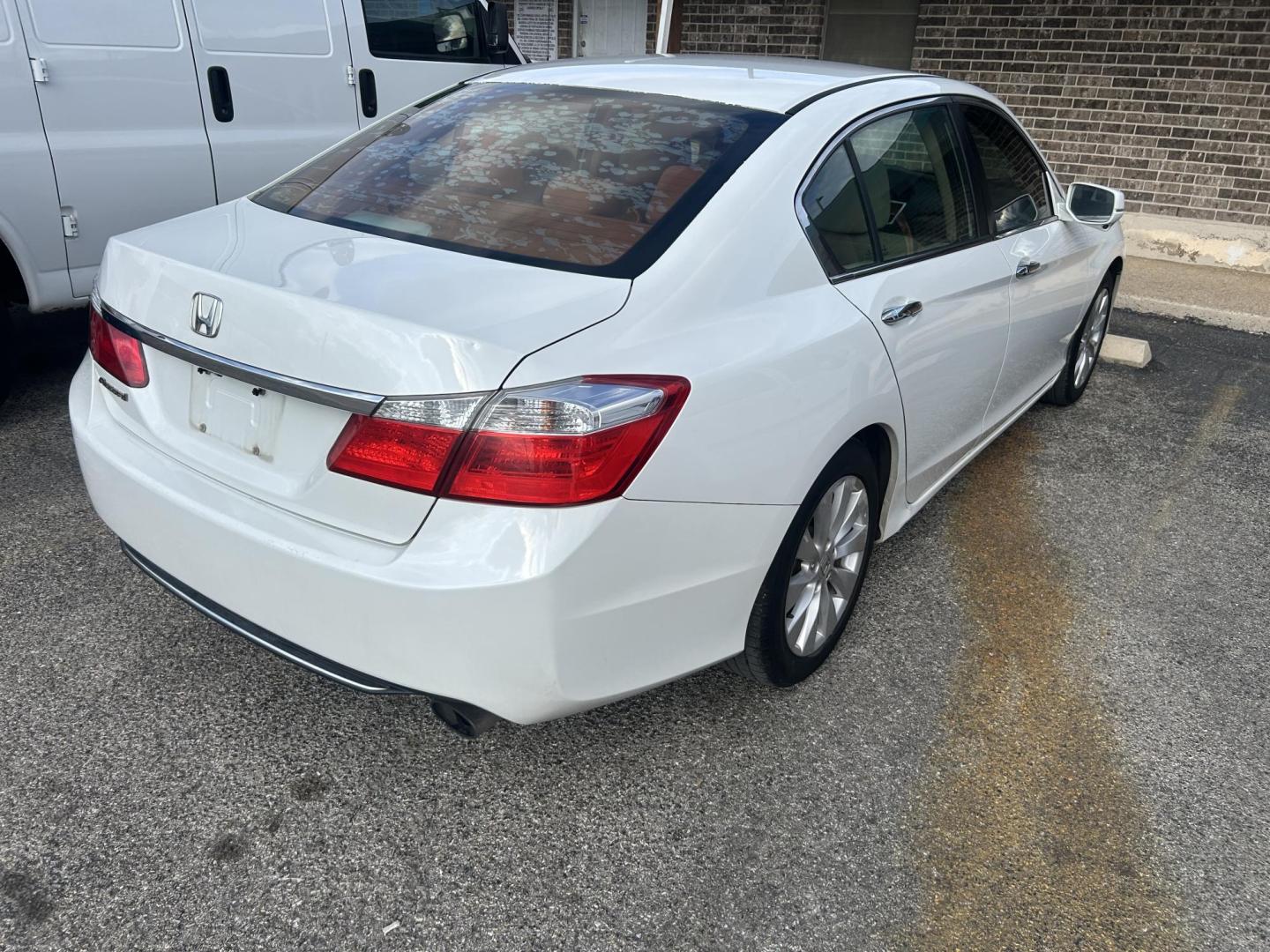 2014 White Honda Accord EX Sedan CVT (1HGCR2F70EA) with an 2.4L L4 DOHC 16V engine, Continuously Variable Transmission transmission, located at 1687 Business 35 S, New Braunfels, TX, 78130, (830) 625-7159, 29.655487, -98.051491 - Photo#2
