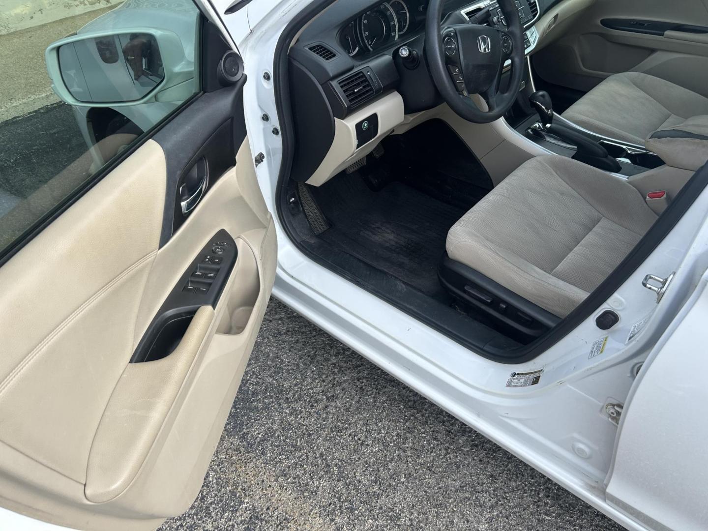 2014 White Honda Accord EX Sedan CVT (1HGCR2F70EA) with an 2.4L L4 DOHC 16V engine, Continuously Variable Transmission transmission, located at 1687 Business 35 S, New Braunfels, TX, 78130, (830) 625-7159, 29.655487, -98.051491 - Photo#4