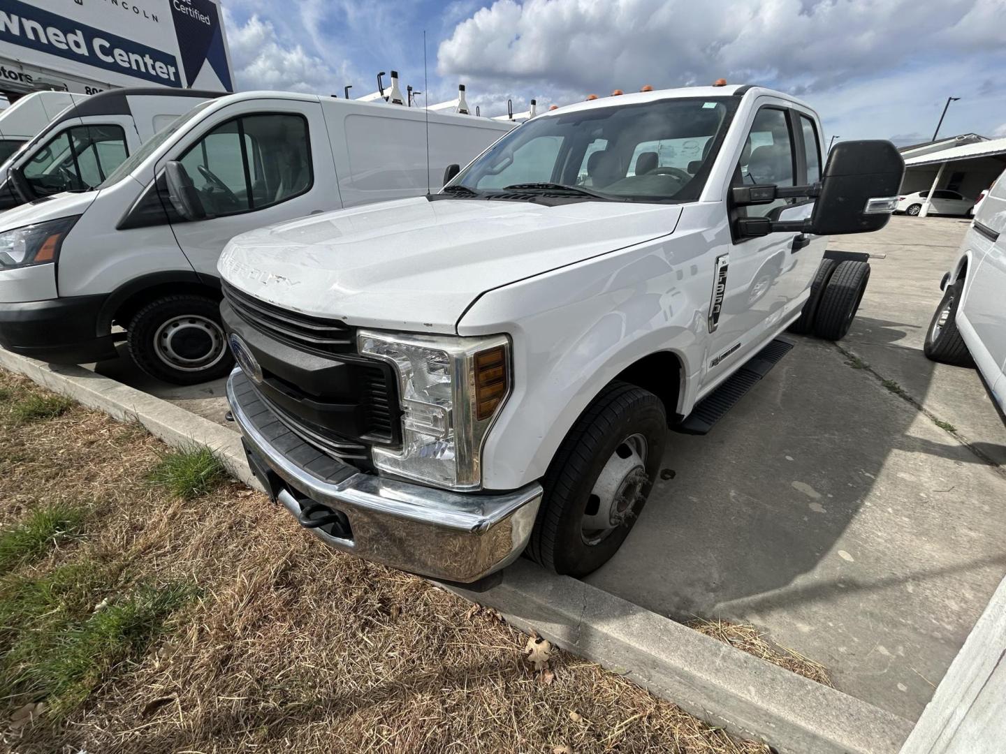 2017 White Ford F-350 SD XL SuperCab Long Bed DRW 2WD (1FD8X3GT3HE) with an 6.7L V8 OHV 16V DIESEL engine, 6A transmission, located at 1687 Business 35 S, New Braunfels, TX, 78130, (830) 625-7159, 29.655487, -98.051491 - Photo#0