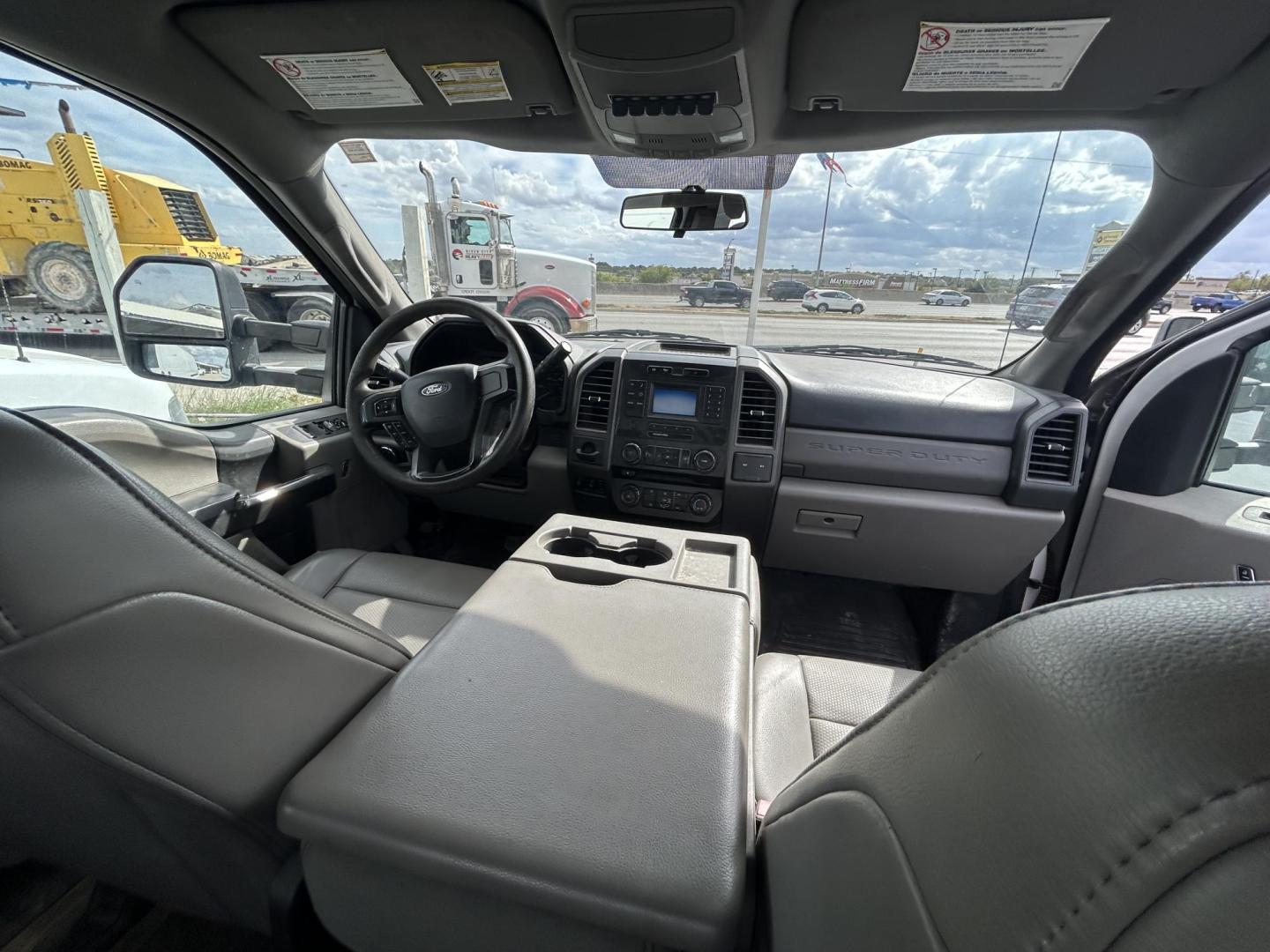 2017 White Ford F-350 SD XL SuperCab Long Bed DRW 2WD (1FD8X3GT3HE) with an 6.7L V8 OHV 16V DIESEL engine, 6A transmission, located at 1687 Business 35 S, New Braunfels, TX, 78130, (830) 625-7159, 29.655487, -98.051491 - Photo#5