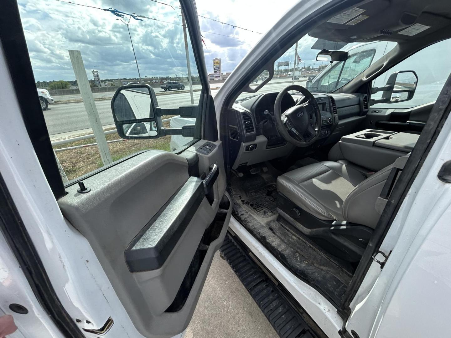 2017 White Ford F-350 SD XL SuperCab Long Bed DRW 2WD (1FD8X3GT3HE) with an 6.7L V8 OHV 16V DIESEL engine, 6A transmission, located at 1687 Business 35 S, New Braunfels, TX, 78130, (830) 625-7159, 29.655487, -98.051491 - Photo#9