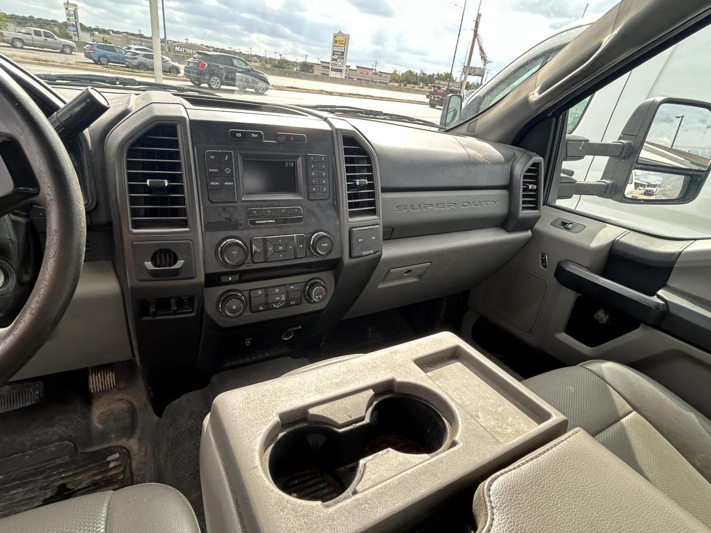 2017 White Ford F-350 SD XL SuperCab Long Bed DRW 2WD (1FD8X3GT3HE) with an 6.7L V8 OHV 16V DIESEL engine, 6A transmission, located at 1687 Business 35 S, New Braunfels, TX, 78130, (830) 625-7159, 29.655487, -98.051491 - Photo#13