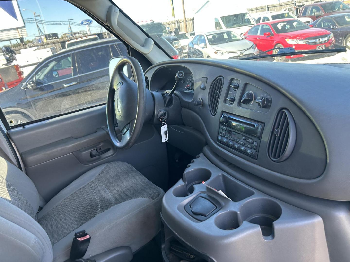 2003 White Ford E-Series E-350 Extended (1FBSS31L03H) with an 5.4L V8 SOHC 16V engine, 4-Speed Automatic Overdrive transmission, located at 1687 Business 35 S, New Braunfels, TX, 78130, (830) 625-7159, 29.655487, -98.051491 - Photo#9