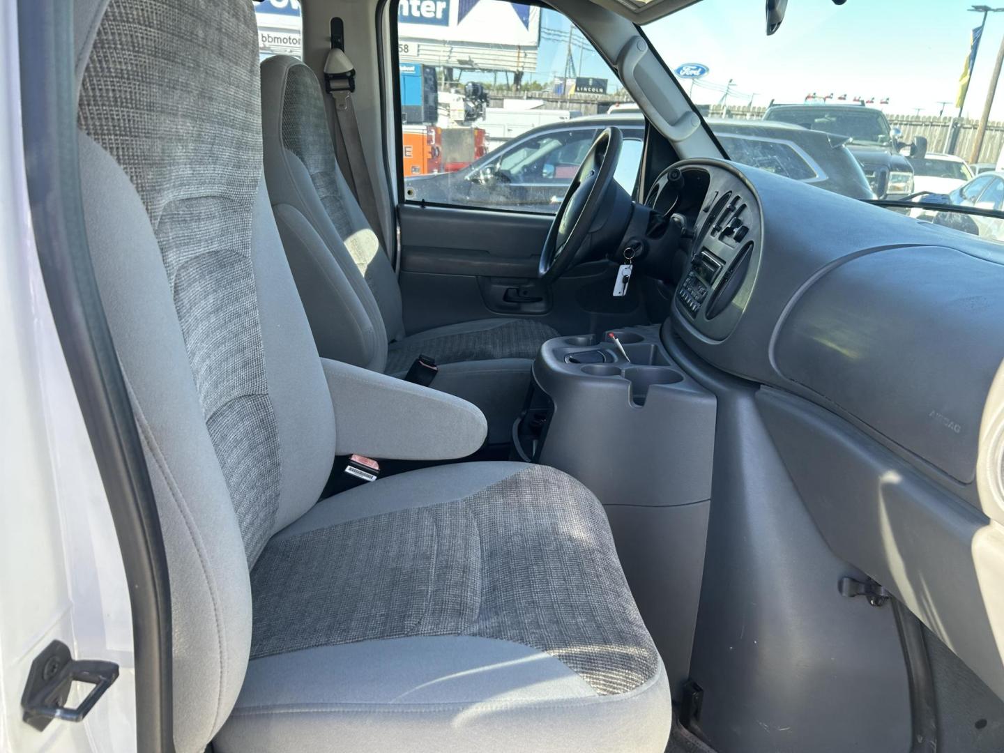 2003 White Ford E-Series E-350 Extended (1FBSS31L03H) with an 5.4L V8 SOHC 16V engine, 4-Speed Automatic Overdrive transmission, located at 1687 Business 35 S, New Braunfels, TX, 78130, (830) 625-7159, 29.655487, -98.051491 - Photo#6