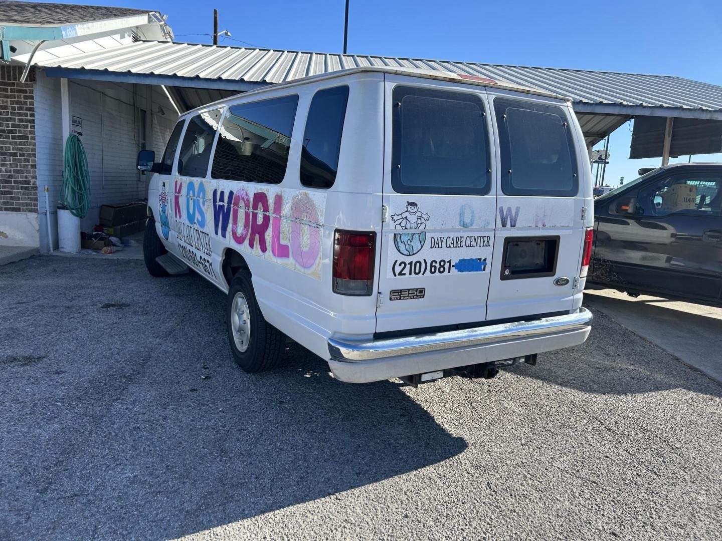 2003 White Ford E-Series E-350 Extended (1FBSS31L03H) with an 5.4L V8 SOHC 16V engine, 4-Speed Automatic Overdrive transmission, located at 1687 Business 35 S, New Braunfels, TX, 78130, (830) 625-7159, 29.655487, -98.051491 - Photo#1