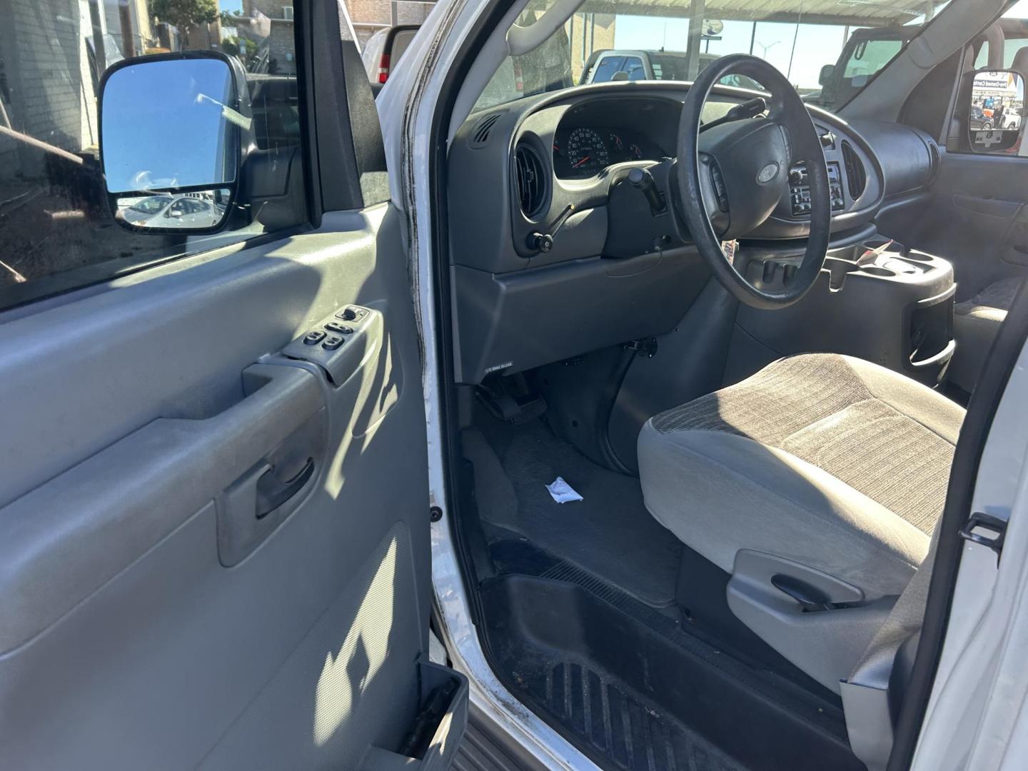 2003 White Ford E-Series E-350 Extended (1FBSS31L03H) with an 5.4L V8 SOHC 16V engine, 4-Speed Automatic Overdrive transmission, located at 1687 Business 35 S, New Braunfels, TX, 78130, (830) 625-7159, 29.655487, -98.051491 - Photo#4