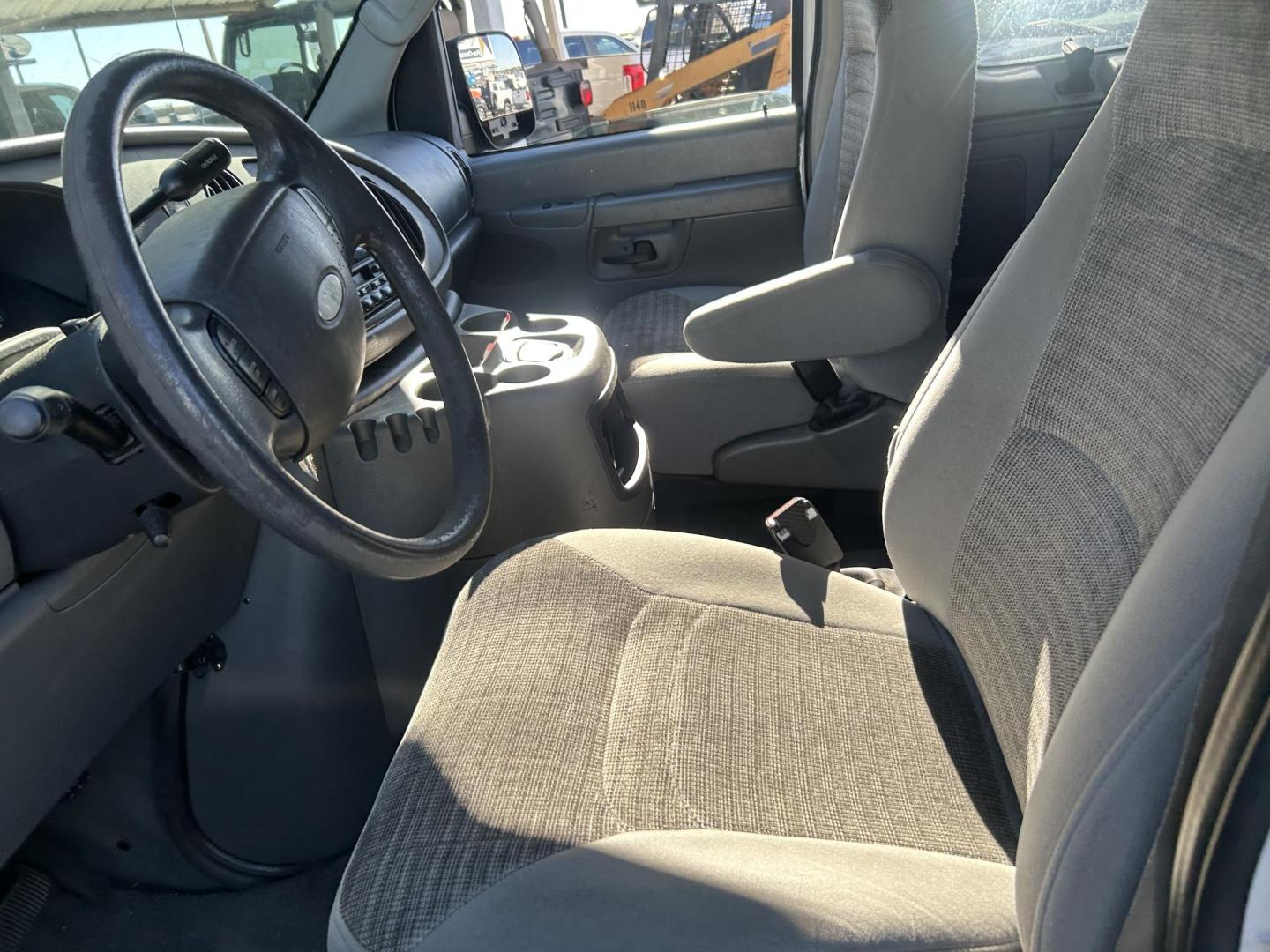 2003 White Ford E-Series E-350 Extended (1FBSS31L03H) with an 5.4L V8 SOHC 16V engine, 4-Speed Automatic Overdrive transmission, located at 1687 Business 35 S, New Braunfels, TX, 78130, (830) 625-7159, 29.655487, -98.051491 - Photo#5