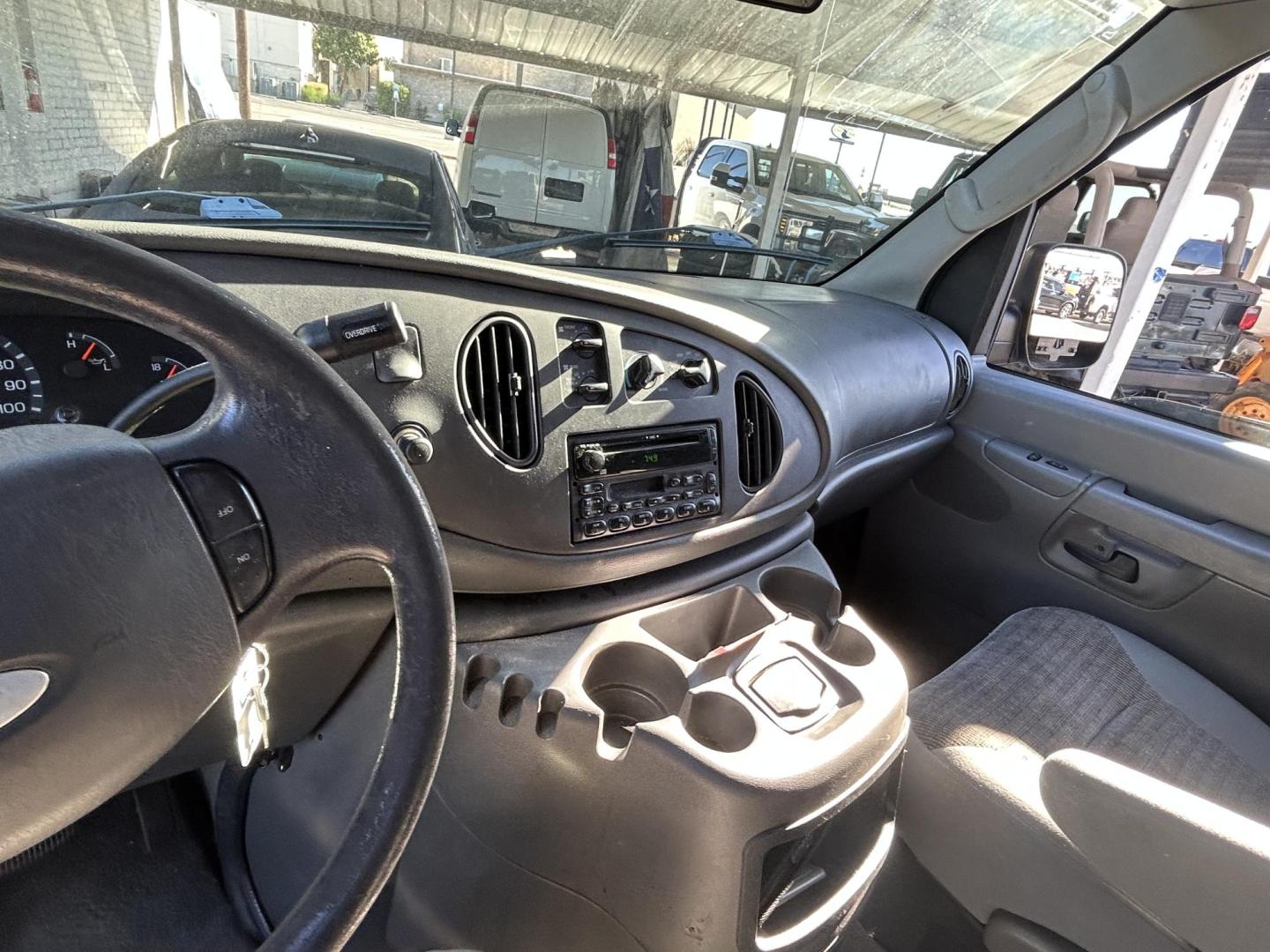 2003 White Ford E-Series E-350 Extended (1FBSS31L03H) with an 5.4L V8 SOHC 16V engine, 4-Speed Automatic Overdrive transmission, located at 1687 Business 35 S, New Braunfels, TX, 78130, (830) 625-7159, 29.655487, -98.051491 - Photo#10