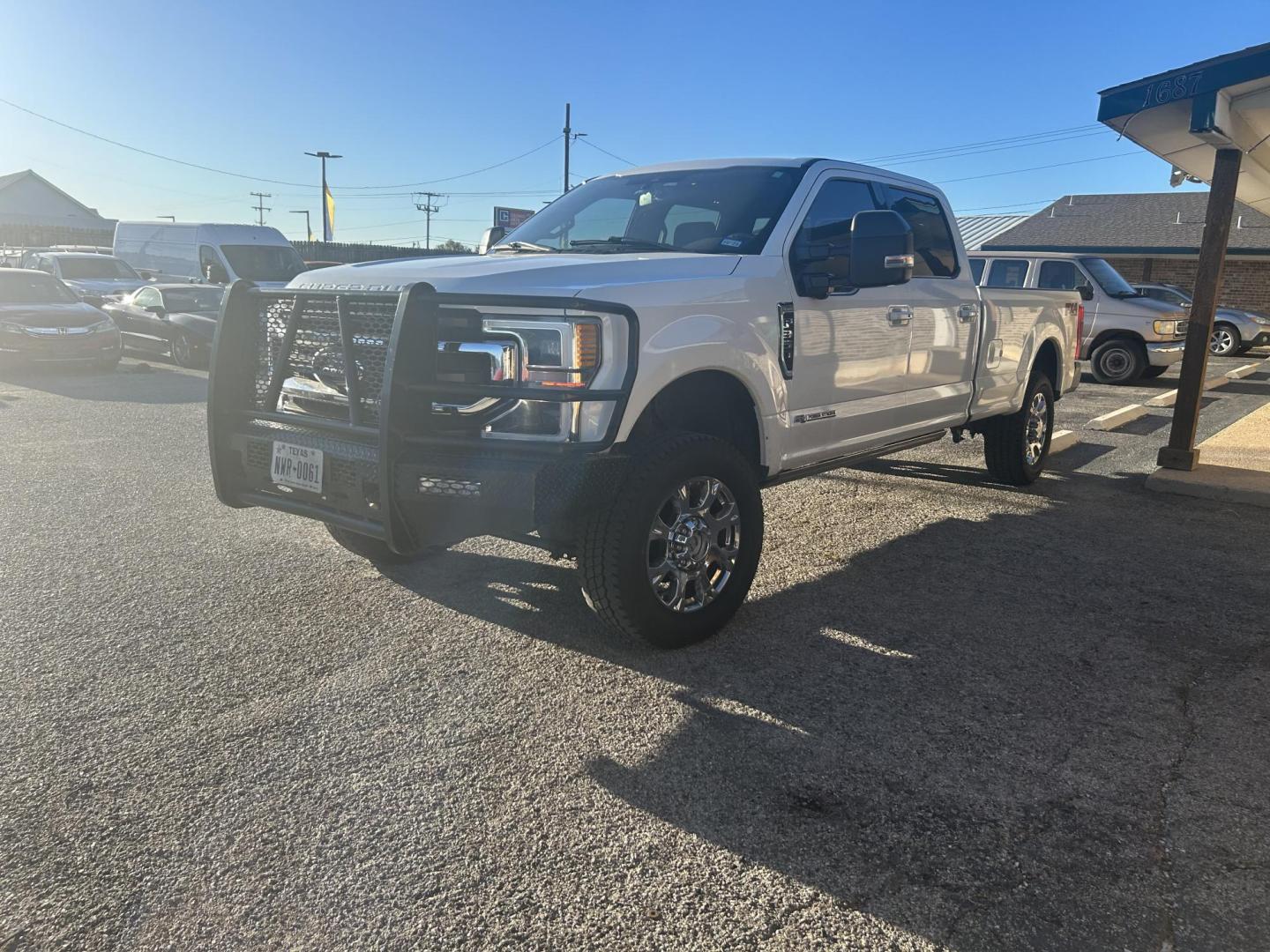 2020 White Ford F-350 SD King Ranch Crew Cab Long Bed 4WD (1FT8W3BTXLE) with an 6.7L V8 OHV 16V DIESEL engine, 6A transmission, located at 1687 Business 35 S, New Braunfels, TX, 78130, (830) 625-7159, 29.655487, -98.051491 - Photo#0