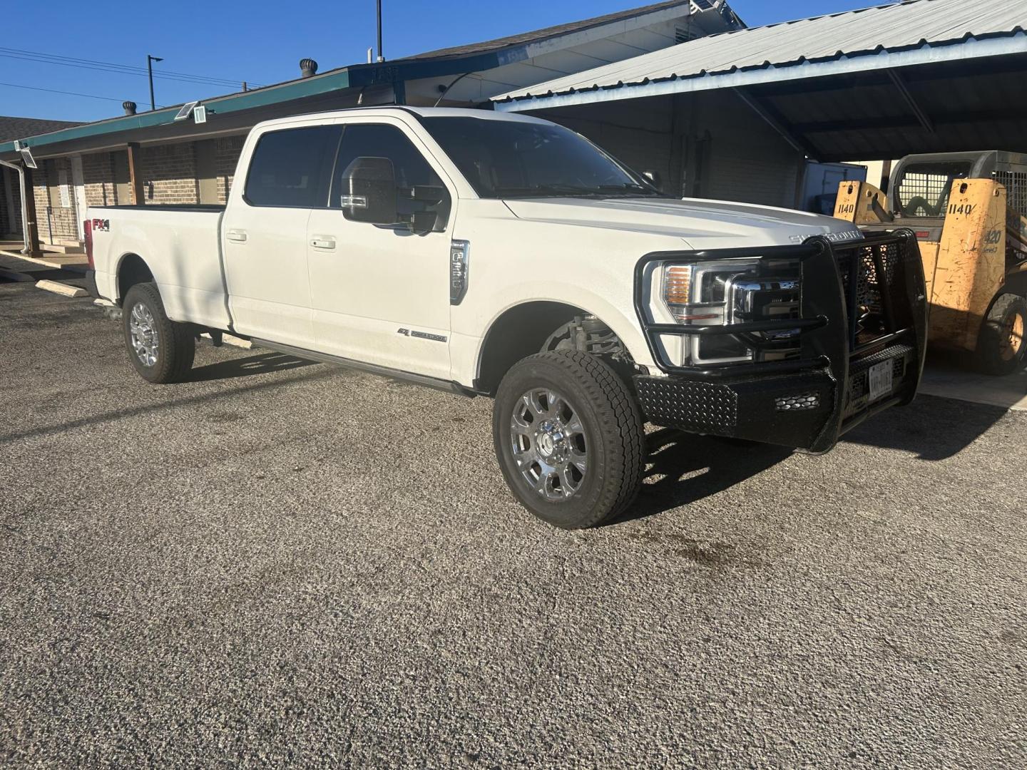 2020 White Ford F-350 SD King Ranch Crew Cab Long Bed 4WD (1FT8W3BTXLE) with an 6.7L V8 OHV 16V DIESEL engine, 6A transmission, located at 1687 Business 35 S, New Braunfels, TX, 78130, (830) 625-7159, 29.655487, -98.051491 - Photo#3