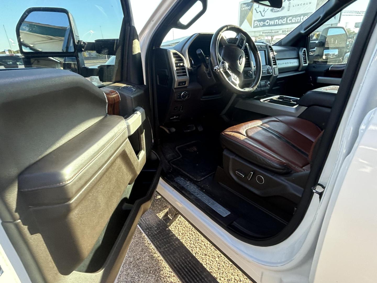 2020 White Ford F-350 SD King Ranch Crew Cab Long Bed 4WD (1FT8W3BTXLE) with an 6.7L V8 OHV 16V DIESEL engine, 6A transmission, located at 1687 Business 35 S, New Braunfels, TX, 78130, (830) 625-7159, 29.655487, -98.051491 - Photo#4