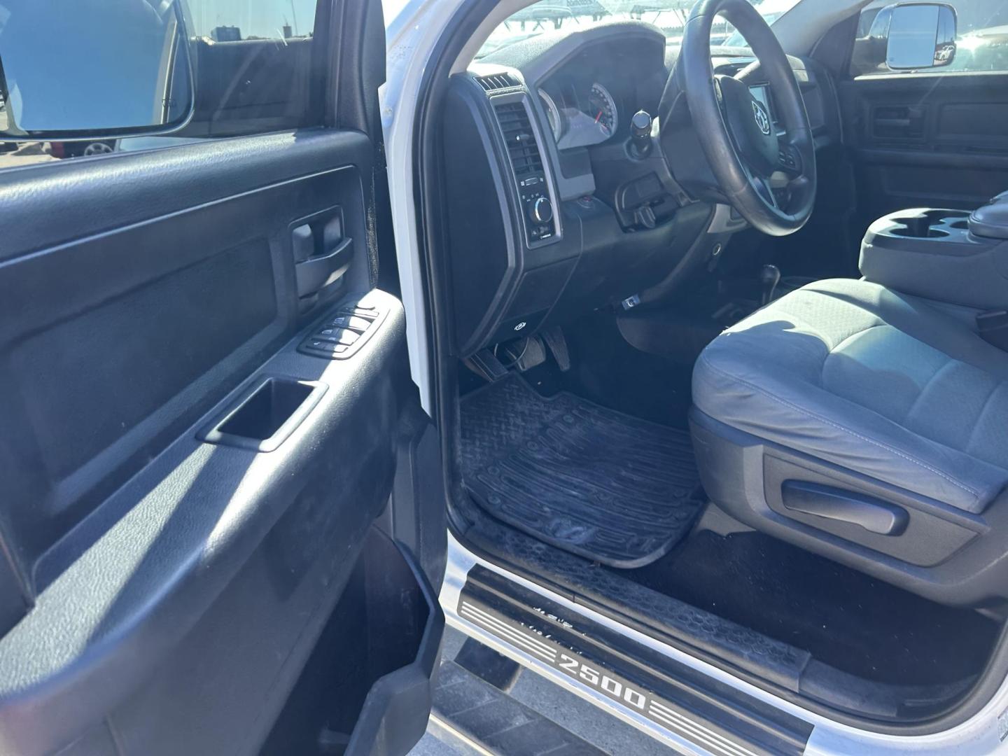 2013 White RAM 2500 Tradesman Crew Cab SWB 4WD (3C6UR5CL5DG) with an 6.7L L6 OHV 24V TURBO DIESEL engine, 6-Speed Automatic transmission, located at 1687 Business 35 S, New Braunfels, TX, 78130, (830) 625-7159, 29.655487, -98.051491 - Photo#9