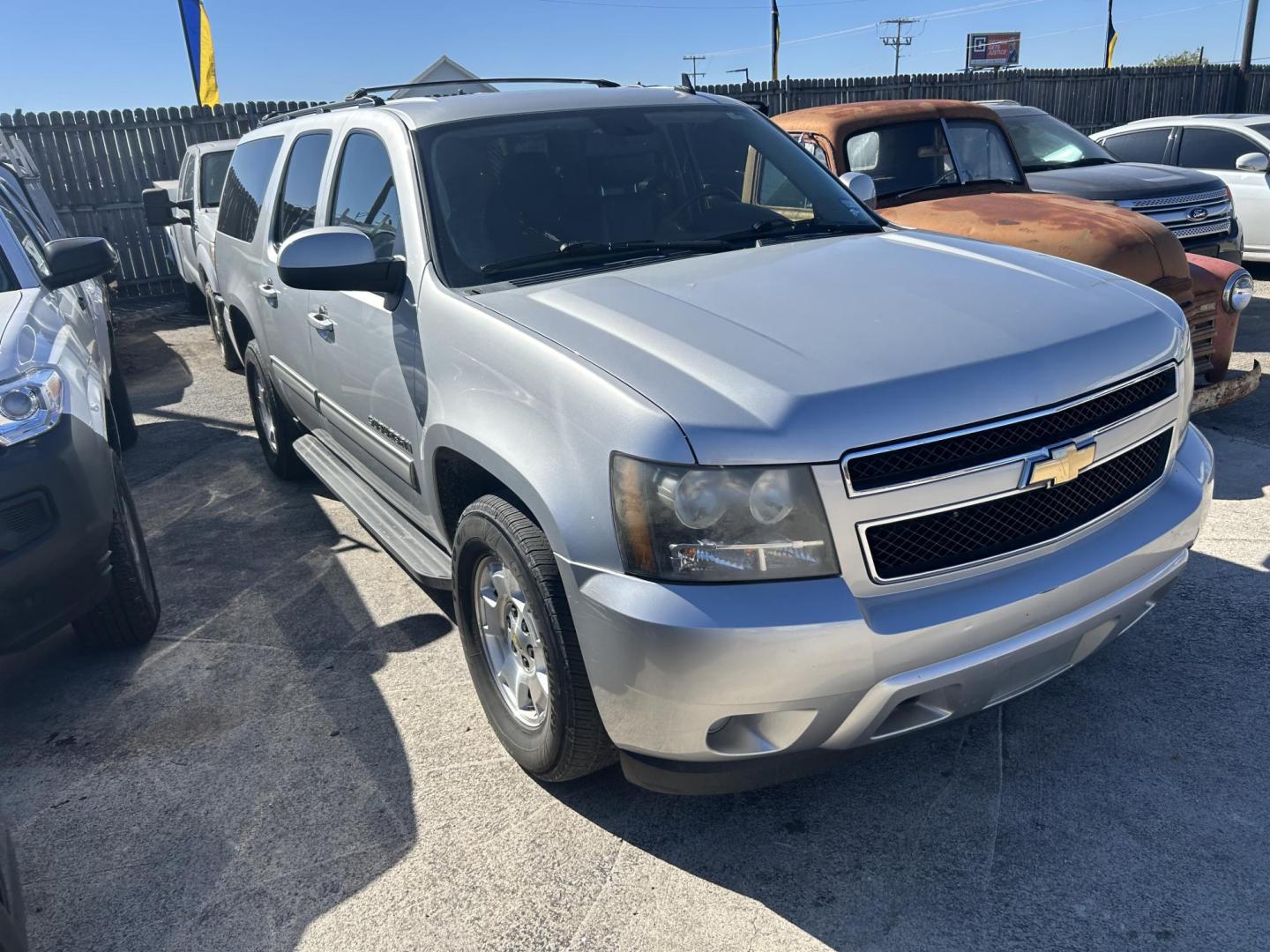 2011 Silver Chevrolet Suburban LS 1500 2WD (1GNSCHE08BR) with an 5.3L V8 OHV 16V FFV engine, 4-Speed Automatic transmission, located at 1687 Business 35 S, New Braunfels, TX, 78130, (830) 625-7159, 29.655487, -98.051491 - Photo#3