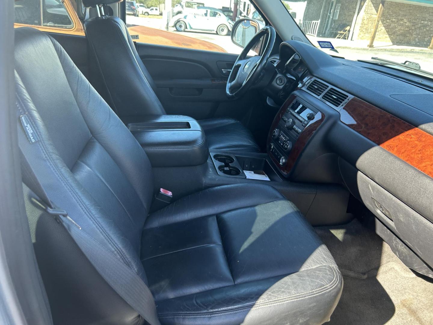2011 Silver Chevrolet Suburban LS 1500 2WD (1GNSCHE08BR) with an 5.3L V8 OHV 16V FFV engine, 4-Speed Automatic transmission, located at 1687 Business 35 S, New Braunfels, TX, 78130, (830) 625-7159, 29.655487, -98.051491 - Photo#7
