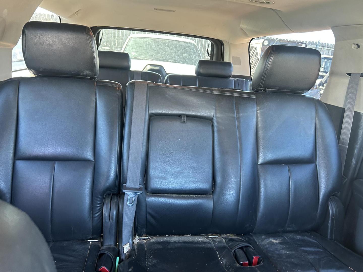 2011 Silver Chevrolet Suburban LS 1500 2WD (1GNSCHE08BR) with an 5.3L V8 OHV 16V FFV engine, 4-Speed Automatic transmission, located at 1687 Business 35 S, New Braunfels, TX, 78130, (830) 625-7159, 29.655487, -98.051491 - Photo#8