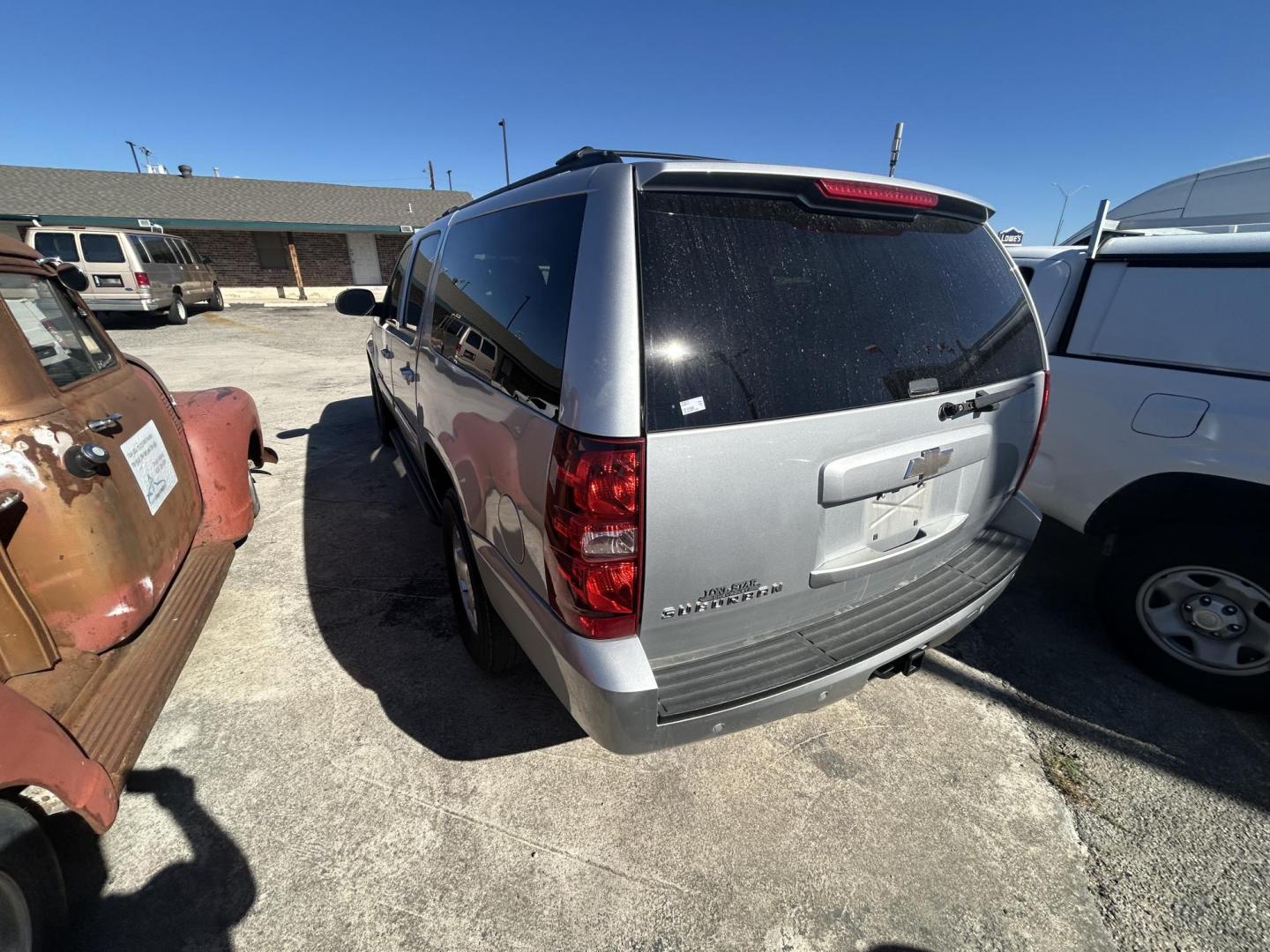 2011 Silver Chevrolet Suburban LS 1500 2WD (1GNSCHE08BR) with an 5.3L V8 OHV 16V FFV engine, 4-Speed Automatic transmission, located at 1687 Business 35 S, New Braunfels, TX, 78130, (830) 625-7159, 29.655487, -98.051491 - Photo#1