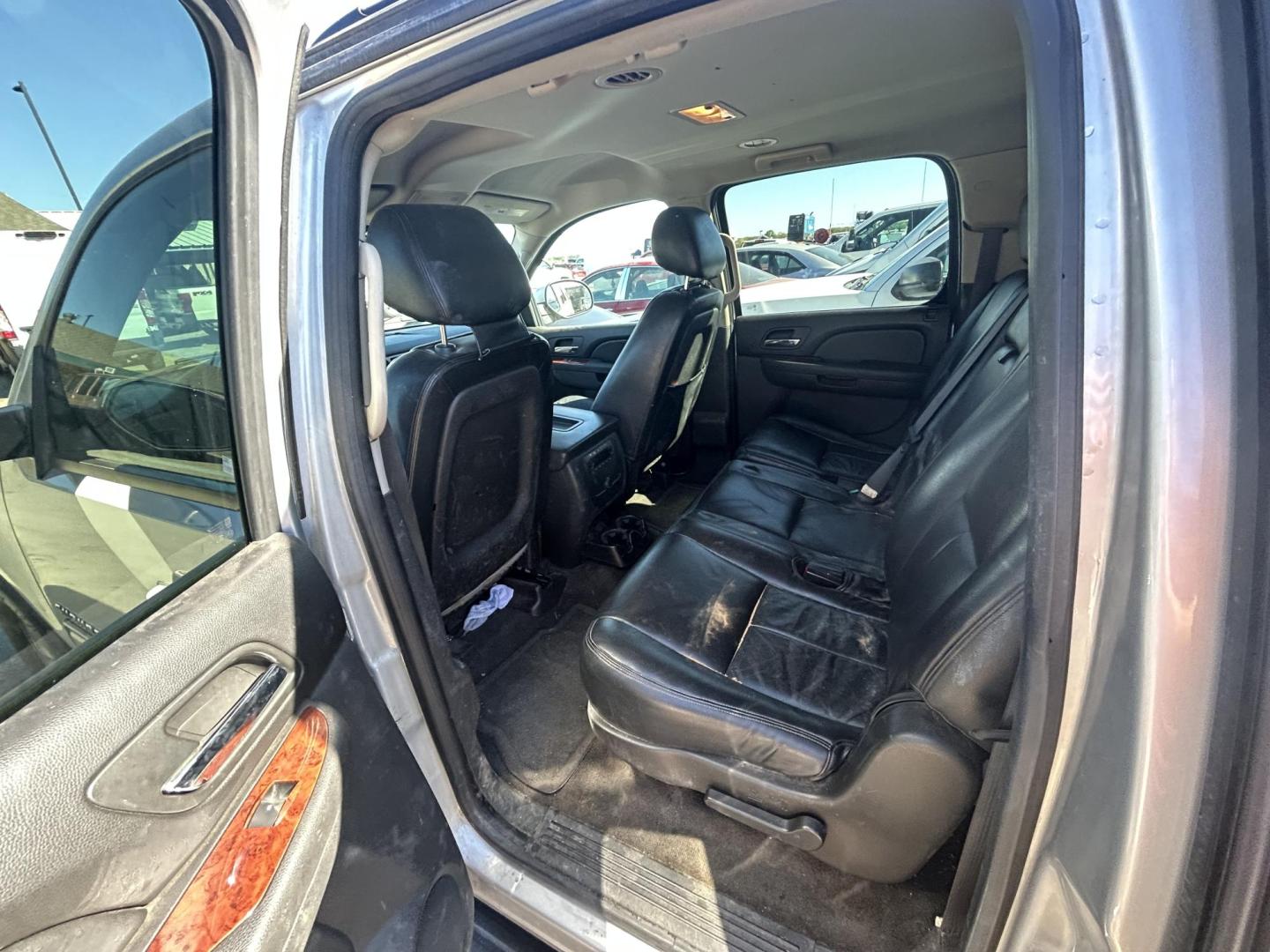 2011 Silver Chevrolet Suburban LS 1500 2WD (1GNSCHE08BR) with an 5.3L V8 OHV 16V FFV engine, 4-Speed Automatic transmission, located at 1687 Business 35 S, New Braunfels, TX, 78130, (830) 625-7159, 29.655487, -98.051491 - Photo#5