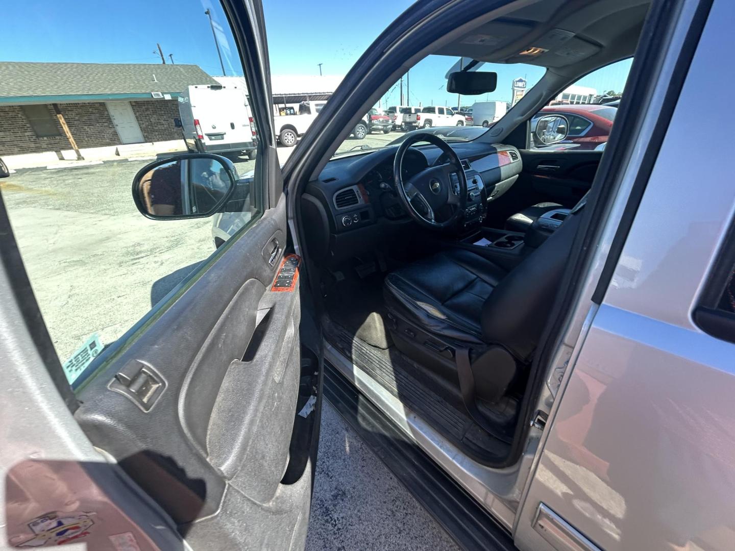 2011 Silver Chevrolet Suburban LS 1500 2WD (1GNSCHE08BR) with an 5.3L V8 OHV 16V FFV engine, 4-Speed Automatic transmission, located at 1687 Business 35 S, New Braunfels, TX, 78130, (830) 625-7159, 29.655487, -98.051491 - Photo#4