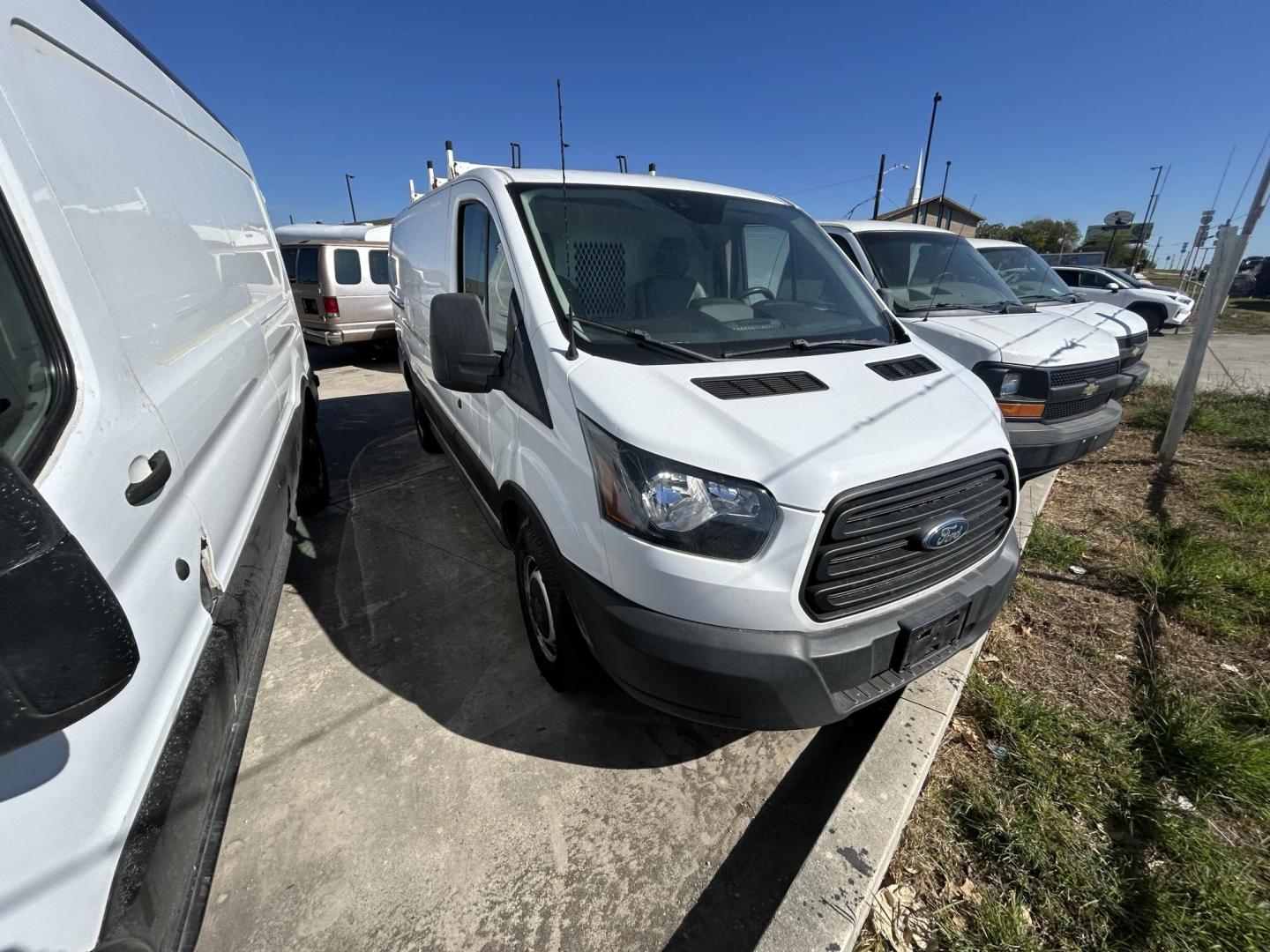 2019 White Ford Transit 250 Van Low Roof w/Sliding Pass. 130-in. WB (1FTYR1YM1KK) with an 3.7L V6 DOHC 24V engine, 6A transmission, located at 1687 Business 35 S, New Braunfels, TX, 78130, (830) 625-7159, 29.655487, -98.051491 - Photo#1