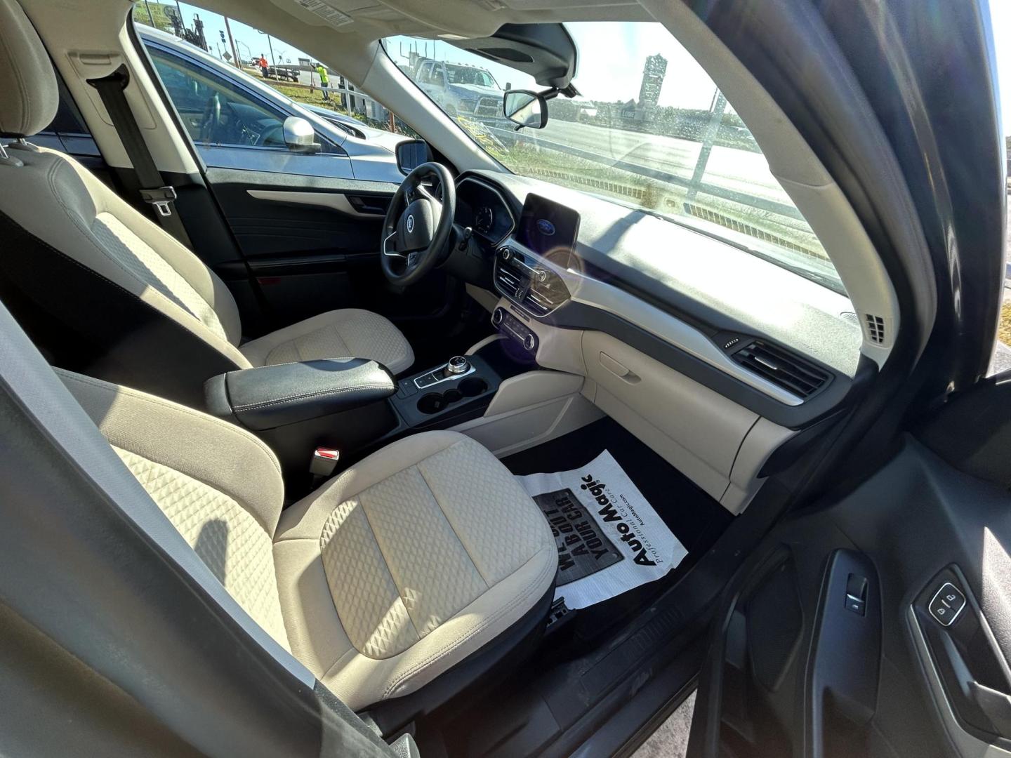 2022 Gray Ford Escape Hybrid SE AWD (1FMCU9BZ4NU) with an 2.5L L4 DOHC 16V HYBRID engine, 6A transmission, located at 1687 Business 35 S, New Braunfels, TX, 78130, (830) 625-7159, 29.655487, -98.051491 - Photo#2