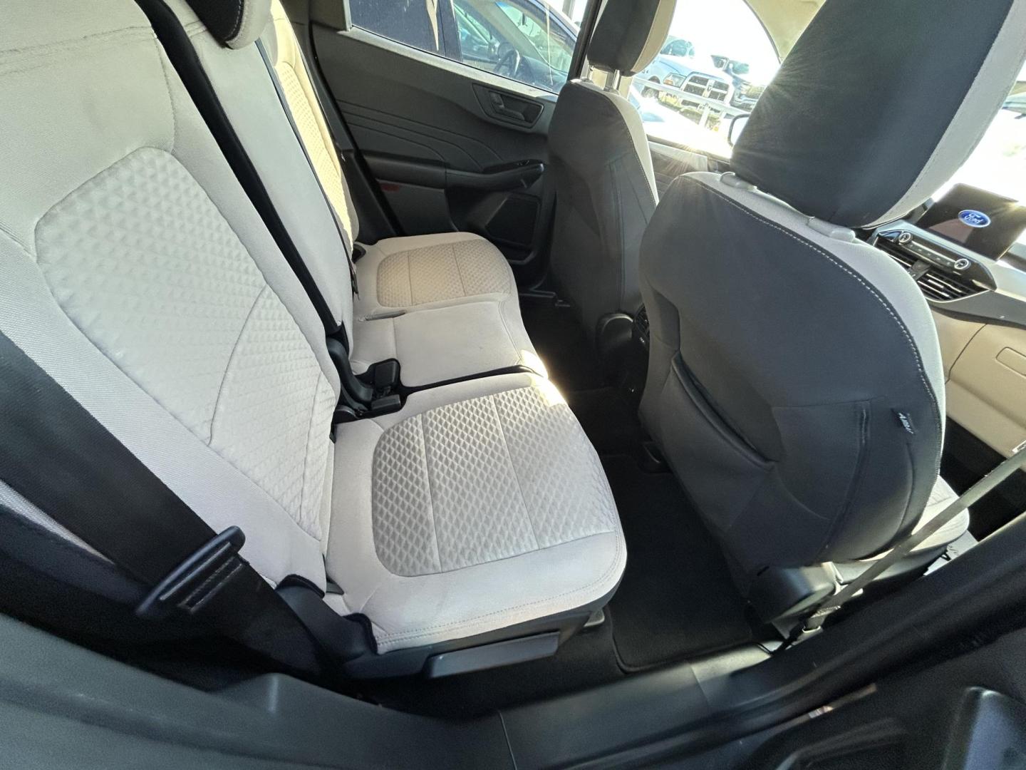 2022 Gray Ford Escape Hybrid SE AWD (1FMCU9BZ4NU) with an 2.5L L4 DOHC 16V HYBRID engine, 6A transmission, located at 1687 Business 35 S, New Braunfels, TX, 78130, (830) 625-7159, 29.655487, -98.051491 - Photo#3