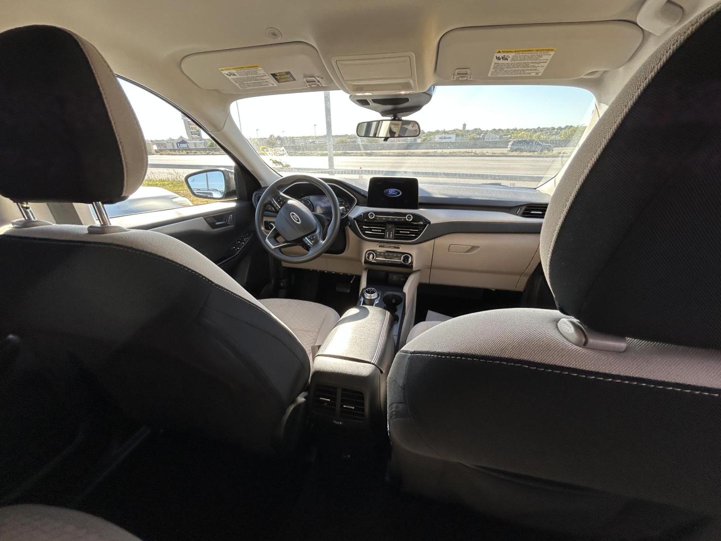 2022 Gray Ford Escape Hybrid SE AWD (1FMCU9BZ4NU) with an 2.5L L4 DOHC 16V HYBRID engine, 6A transmission, located at 1687 Business 35 S, New Braunfels, TX, 78130, (830) 625-7159, 29.655487, -98.051491 - Photo#4