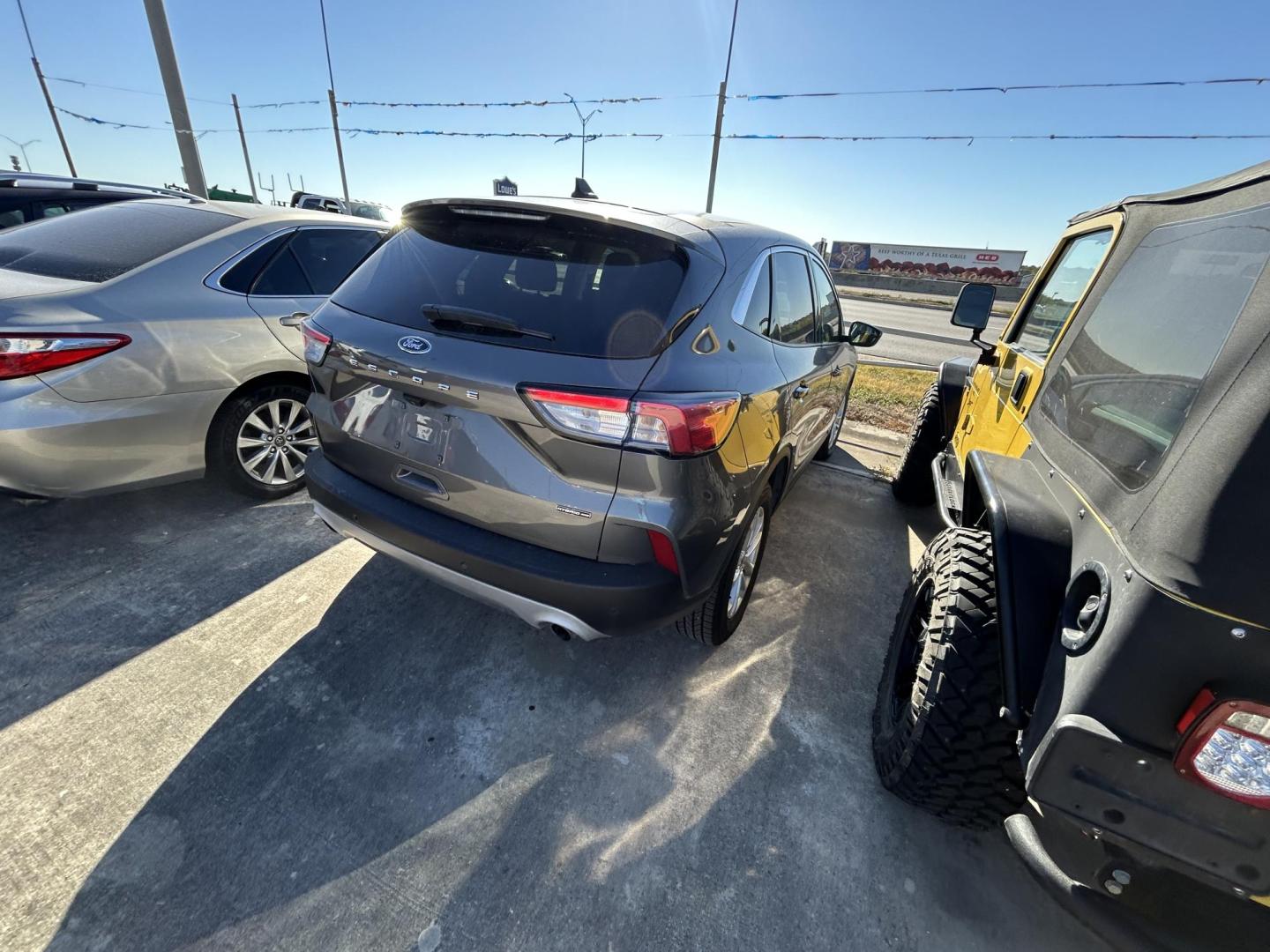 2022 Gray Ford Escape Hybrid SE AWD (1FMCU9BZ4NU) with an 2.5L L4 DOHC 16V HYBRID engine, 6A transmission, located at 1687 Business 35 S, New Braunfels, TX, 78130, (830) 625-7159, 29.655487, -98.051491 - Photo#5