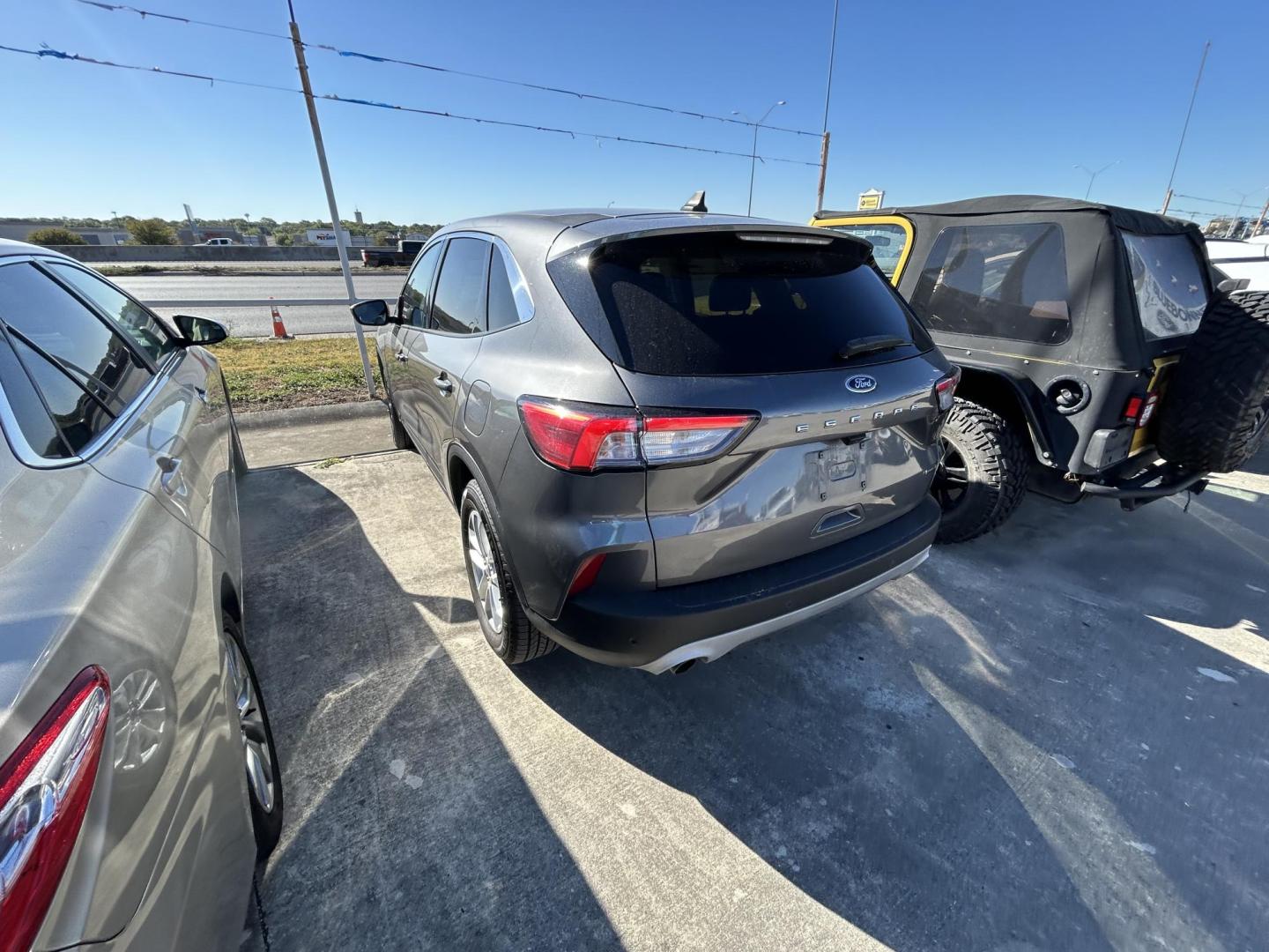 2022 Gray Ford Escape Hybrid SE AWD (1FMCU9BZ4NU) with an 2.5L L4 DOHC 16V HYBRID engine, 6A transmission, located at 1687 Business 35 S, New Braunfels, TX, 78130, (830) 625-7159, 29.655487, -98.051491 - Photo#6
