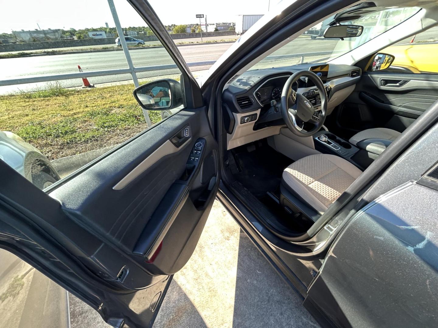 2022 Gray Ford Escape Hybrid SE AWD (1FMCU9BZ4NU) with an 2.5L L4 DOHC 16V HYBRID engine, 6A transmission, located at 1687 Business 35 S, New Braunfels, TX, 78130, (830) 625-7159, 29.655487, -98.051491 - Photo#8