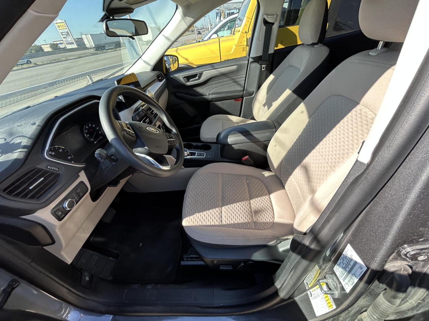 2022 Gray Ford Escape Hybrid SE AWD (1FMCU9BZ4NU) with an 2.5L L4 DOHC 16V HYBRID engine, 6A transmission, located at 1687 Business 35 S, New Braunfels, TX, 78130, (830) 625-7159, 29.655487, -98.051491 - Photo#9